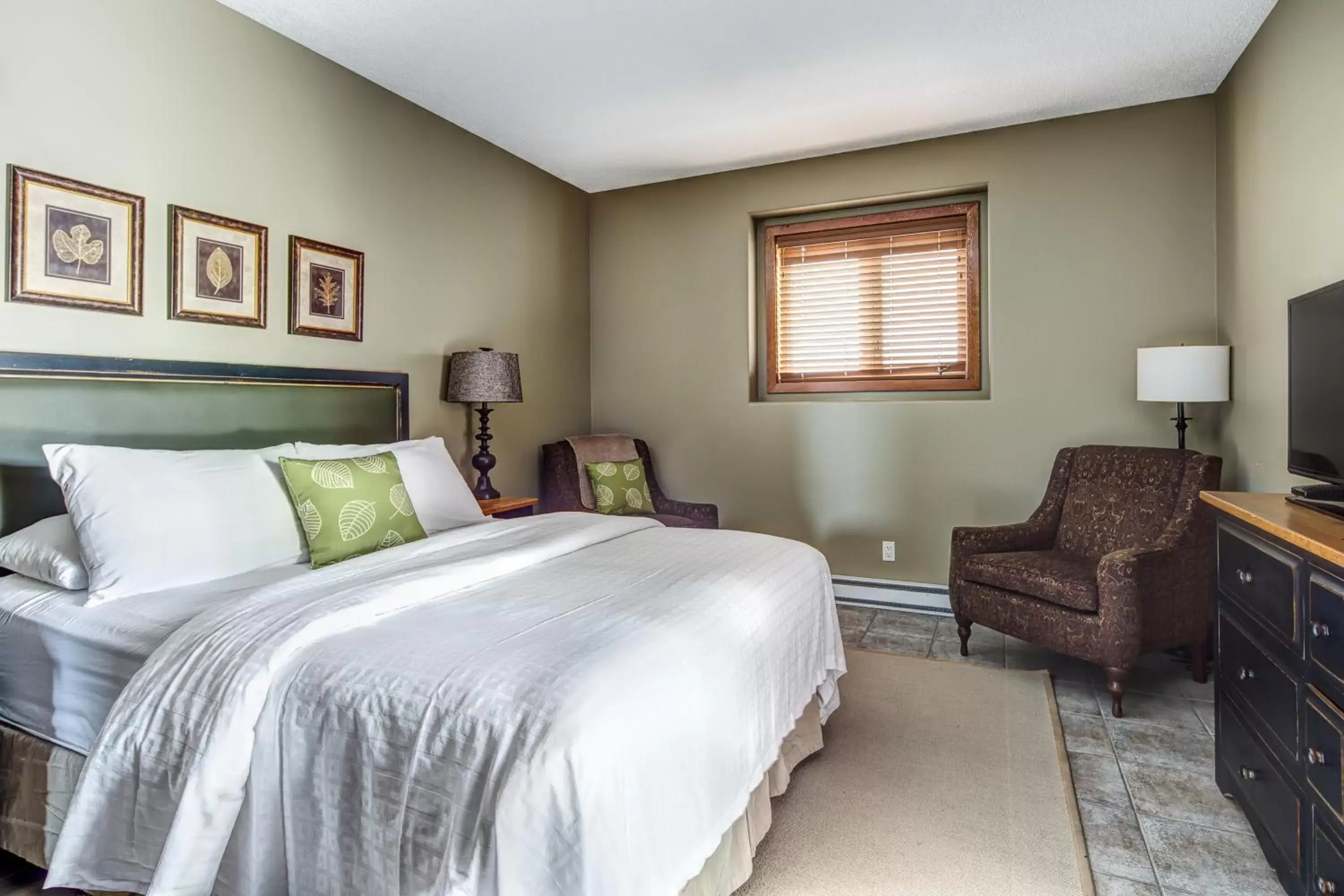 Bedroom, Bed in Bighorn Meadows Resort