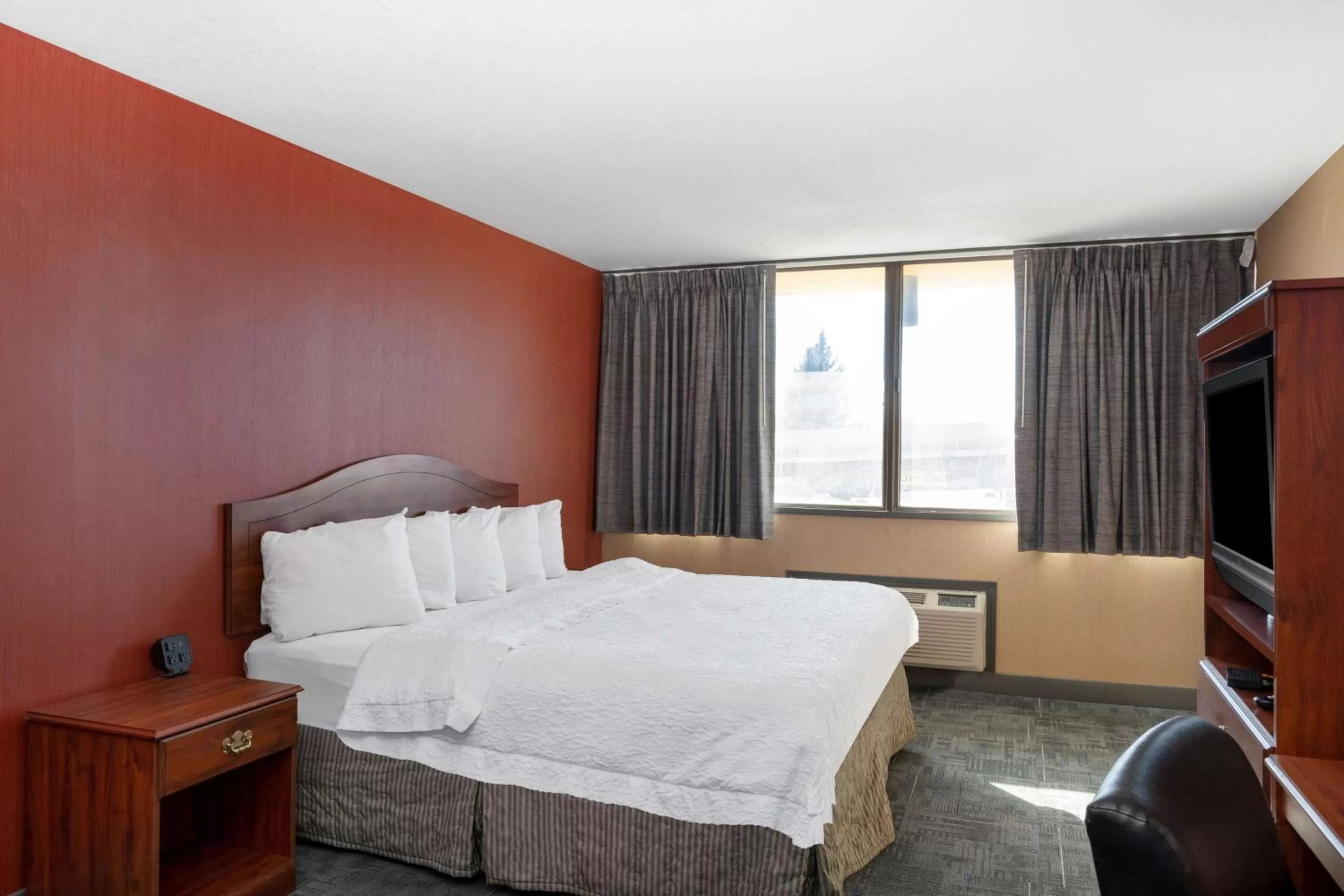 Photo of the whole room in Howard Johnson by Wyndham Gillette