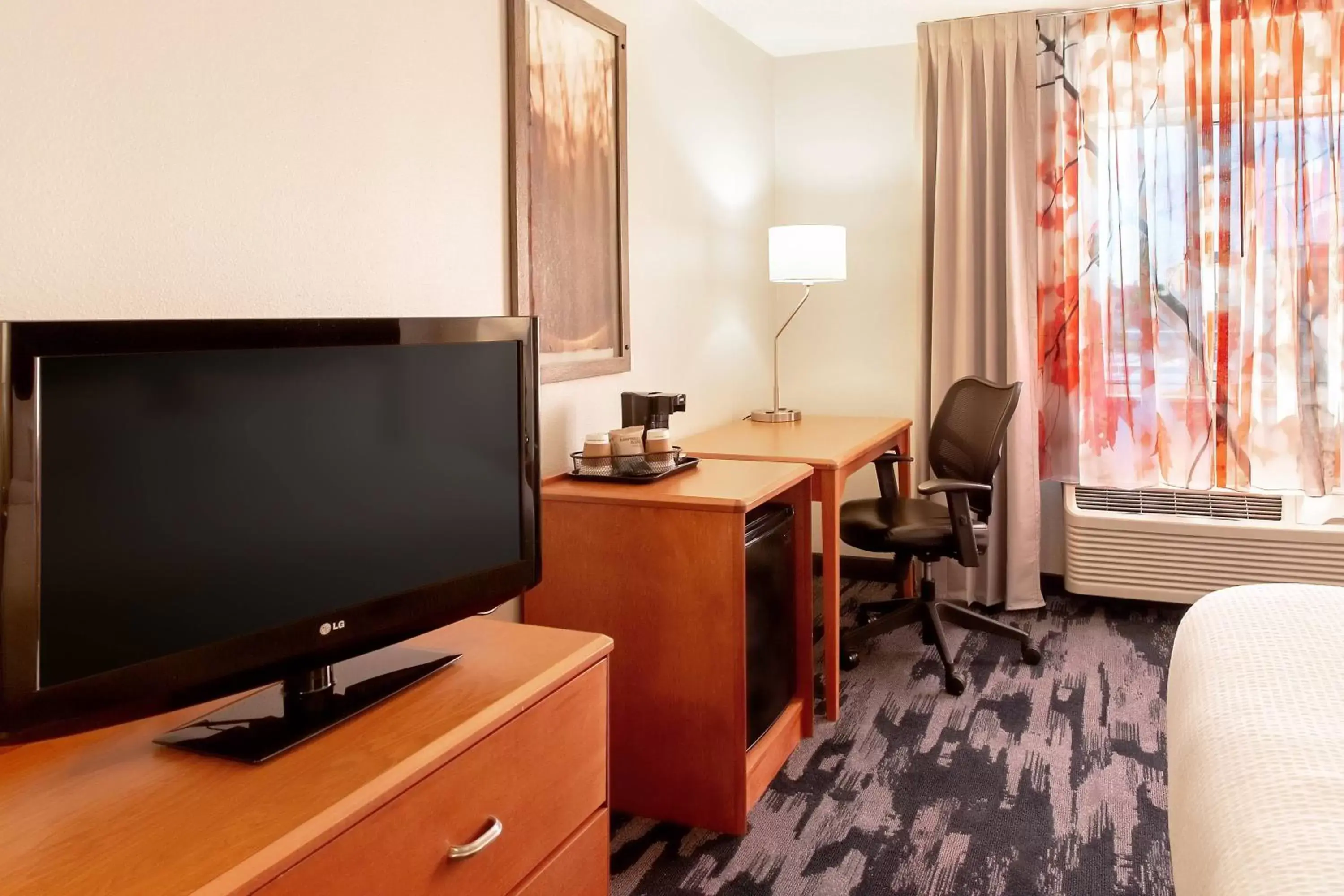 Photo of the whole room, TV/Entertainment Center in Fairfield Inn & Suites Minneapolis Eden Prairie