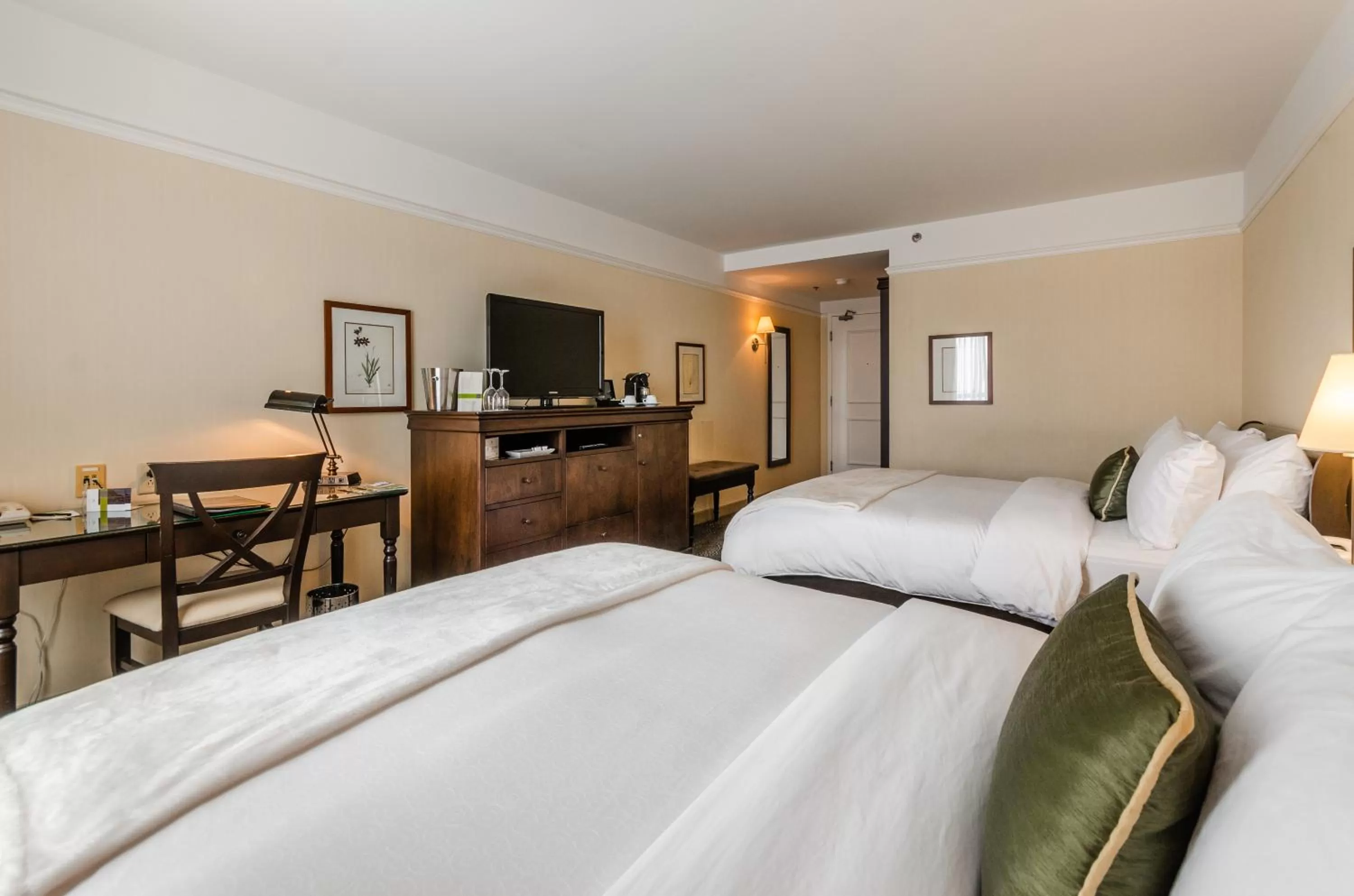 Photo of the whole room, Bed in Le St-Martin Hotel & Suites