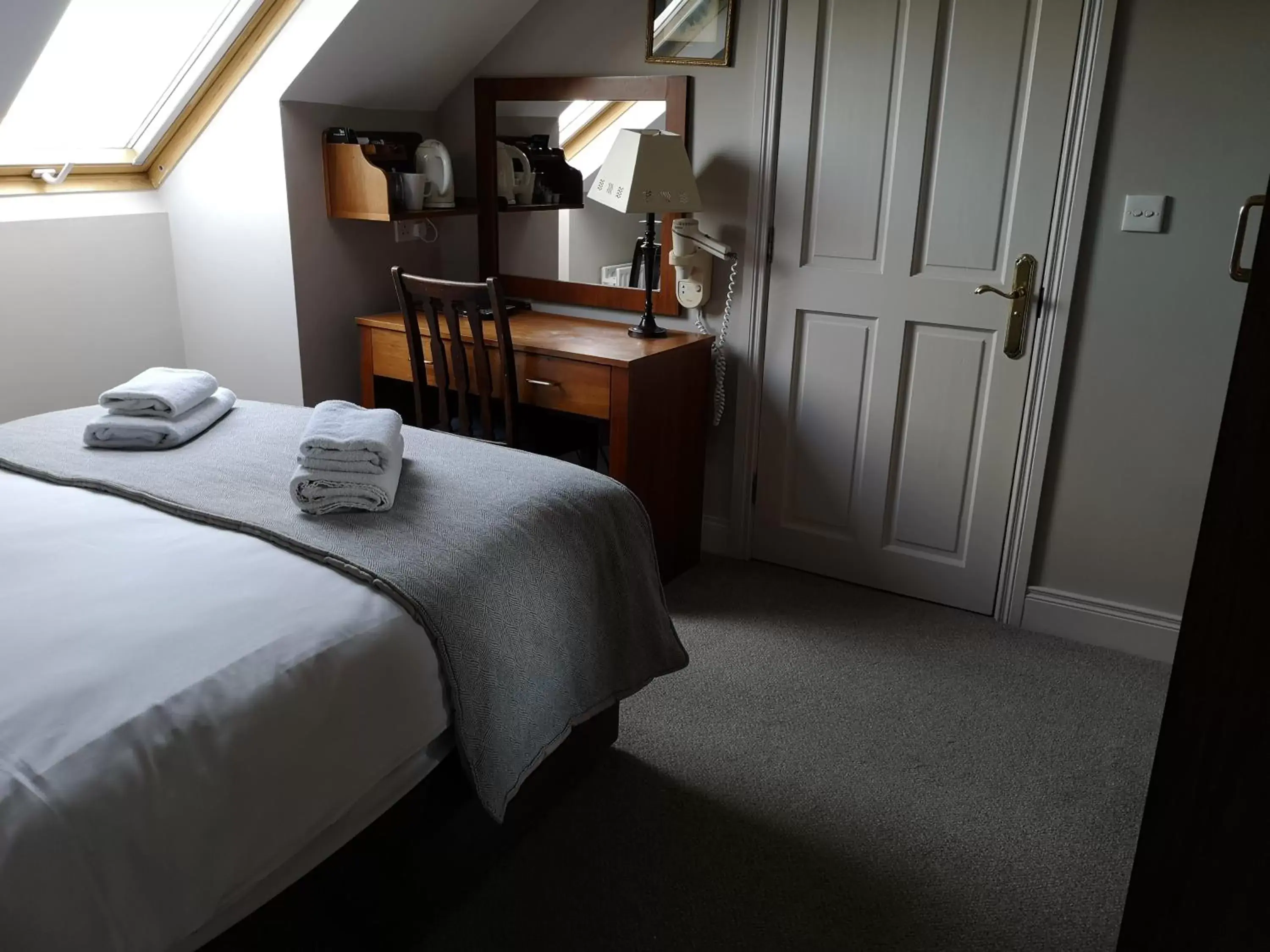 Bedroom, TV/Entertainment Center in Glen Gat House