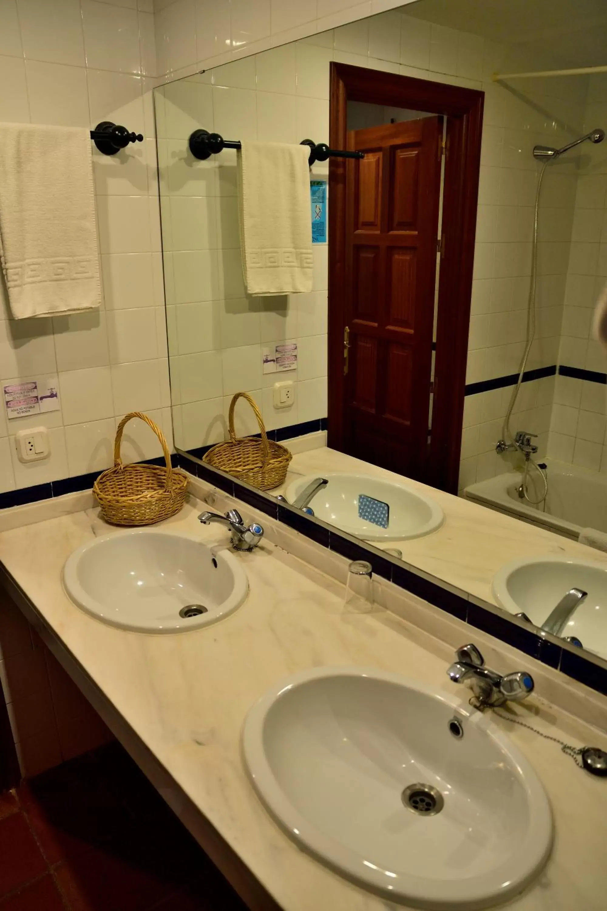 Shower, Bathroom in Hotel Humaina