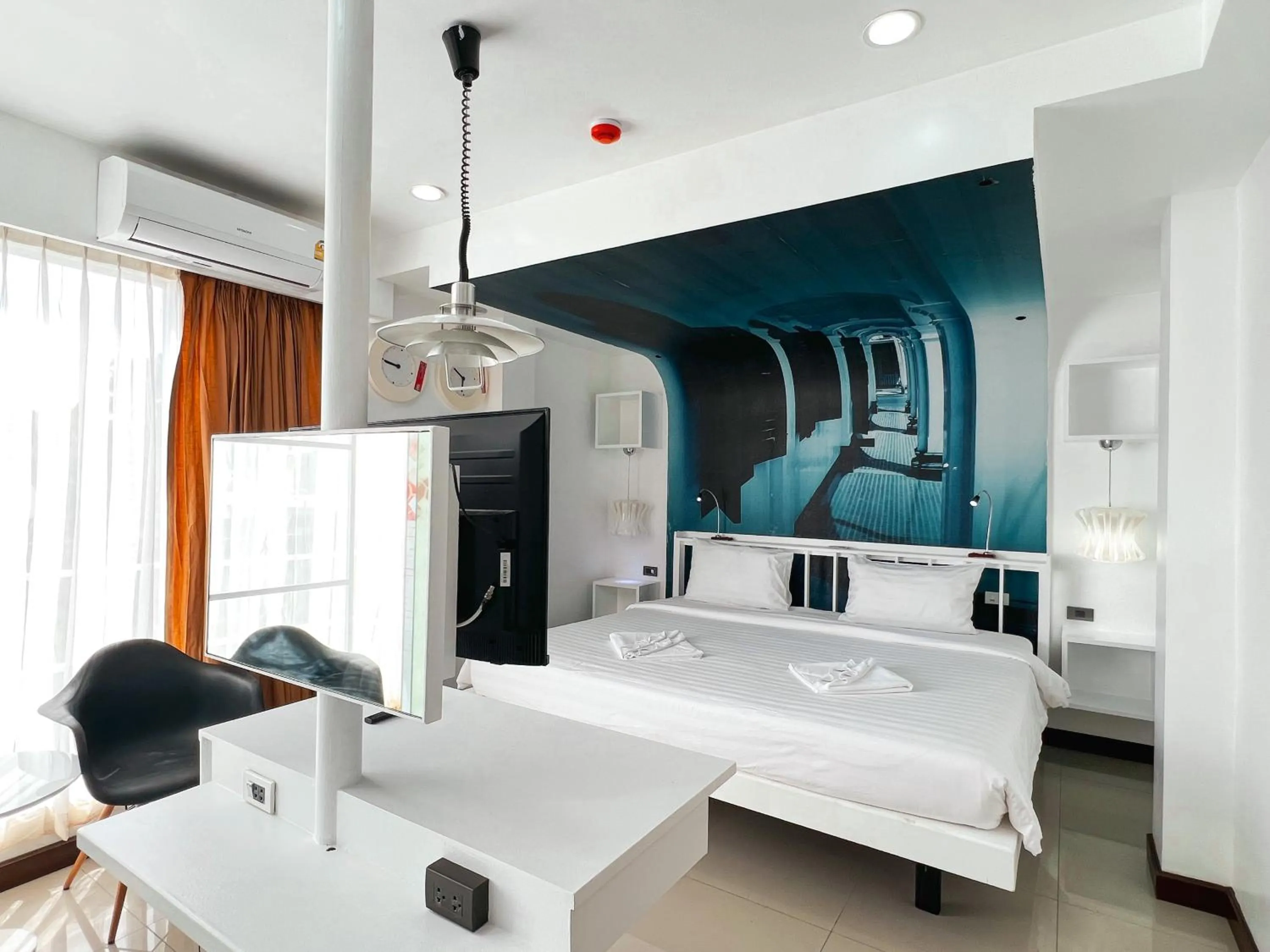 Photo of the whole room, Bed in The Color Kata