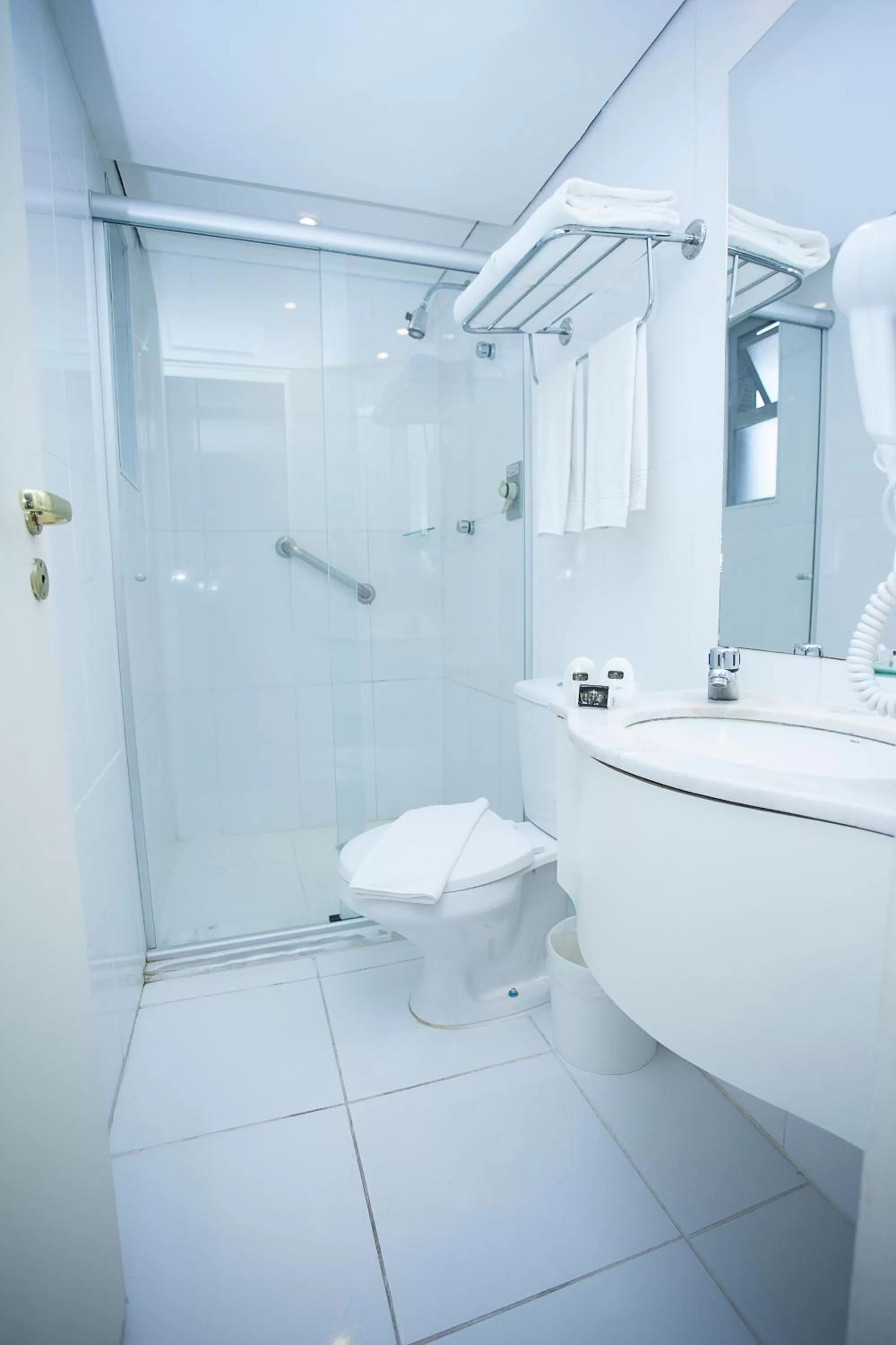 Bathroom in Summit Hotel Monaco