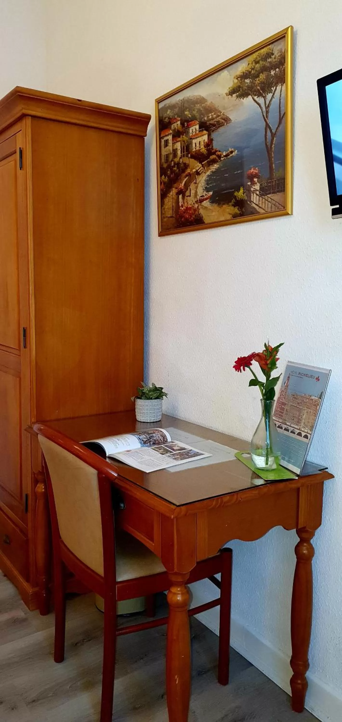 Property building, Dining Area in Hôtel Richelieu