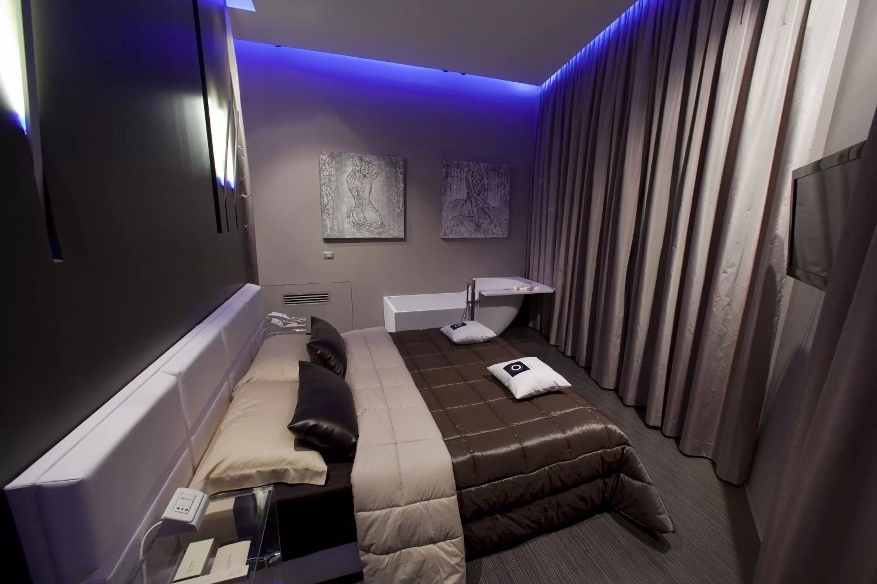 Photo of the whole room, Bed in Le Camp Suite & Spa