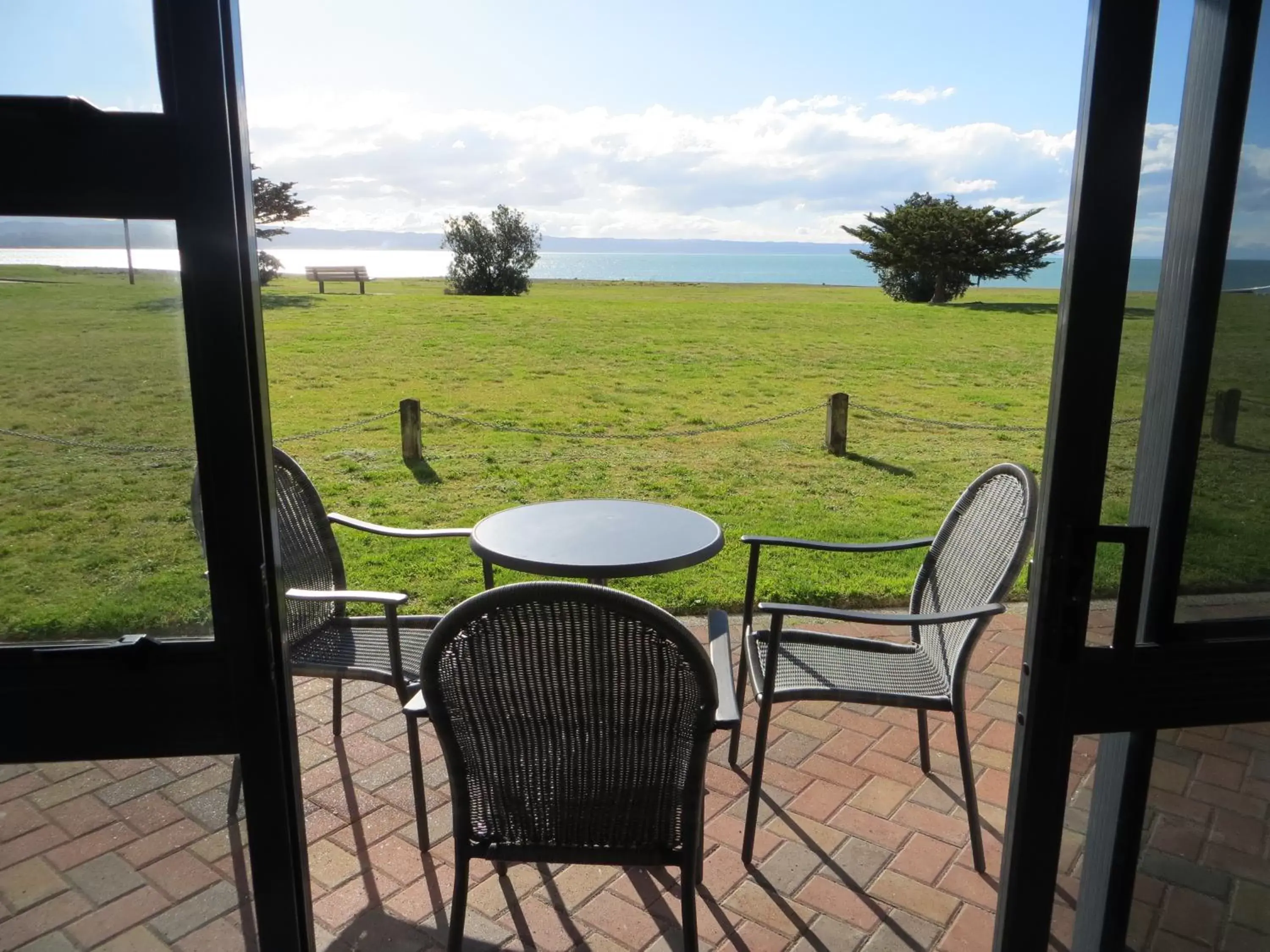 Patio in Harbour View Motel on Ahuriri Beach in Napier NZ with sea view suites Patio in Harbour View Motel on Ahuriri Beach in Napier NZ with sea view suites