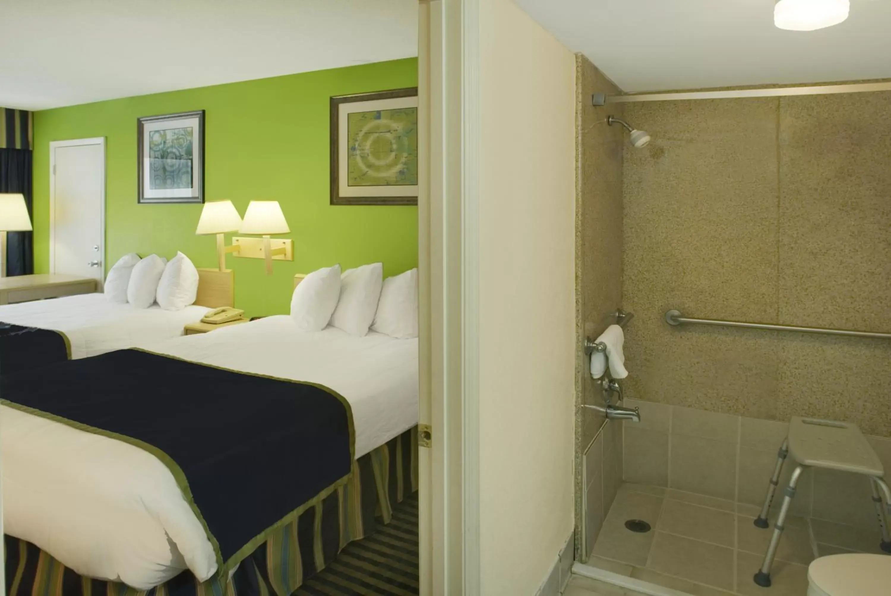 Photo of the whole room, Bathroom in Days Inn by Wyndham Richmond Hill/Savannah