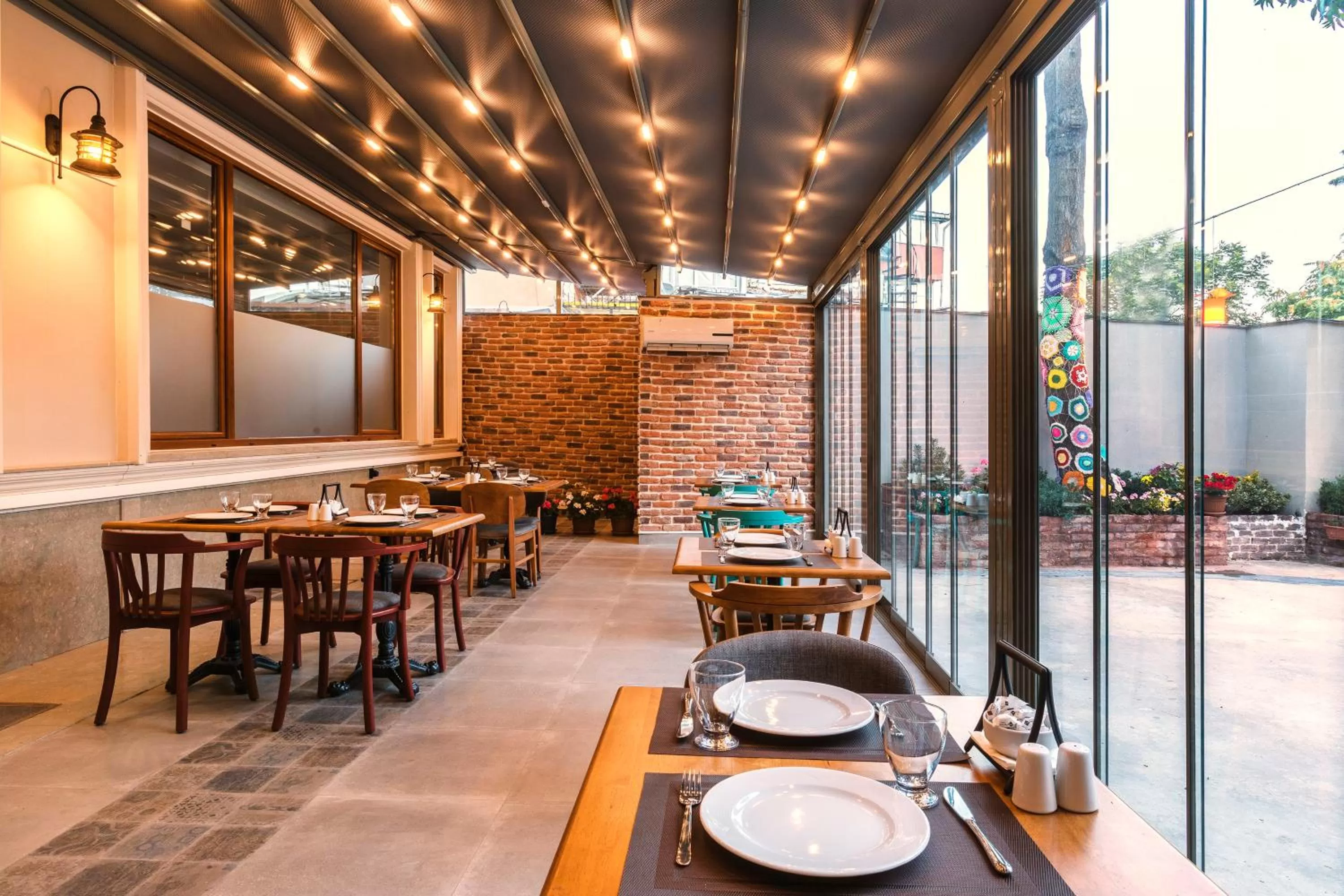 Restaurant/places to eat in Obelisk Hotel & Suites