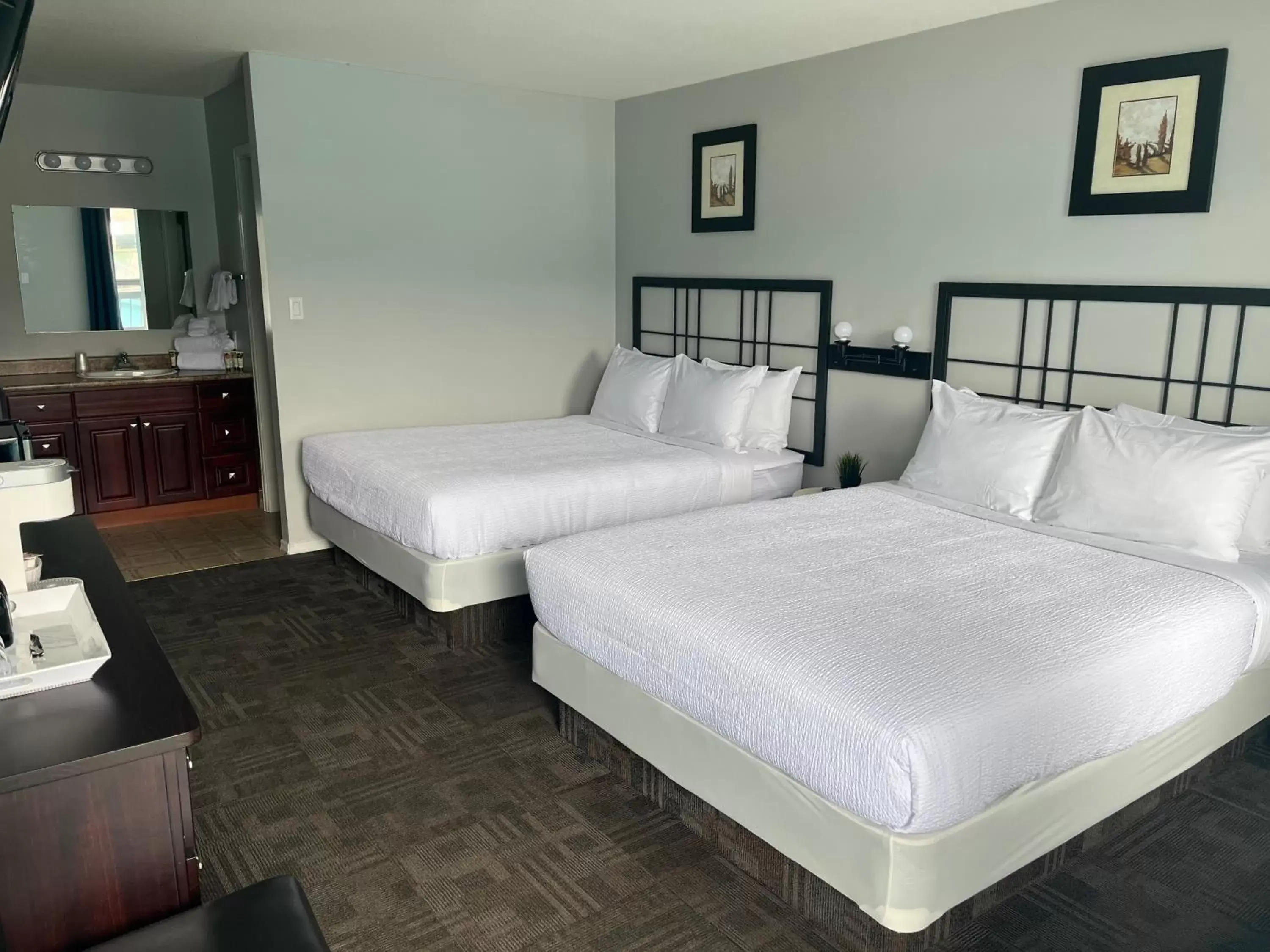 Bed in Lakeside Villa Inn & Suites