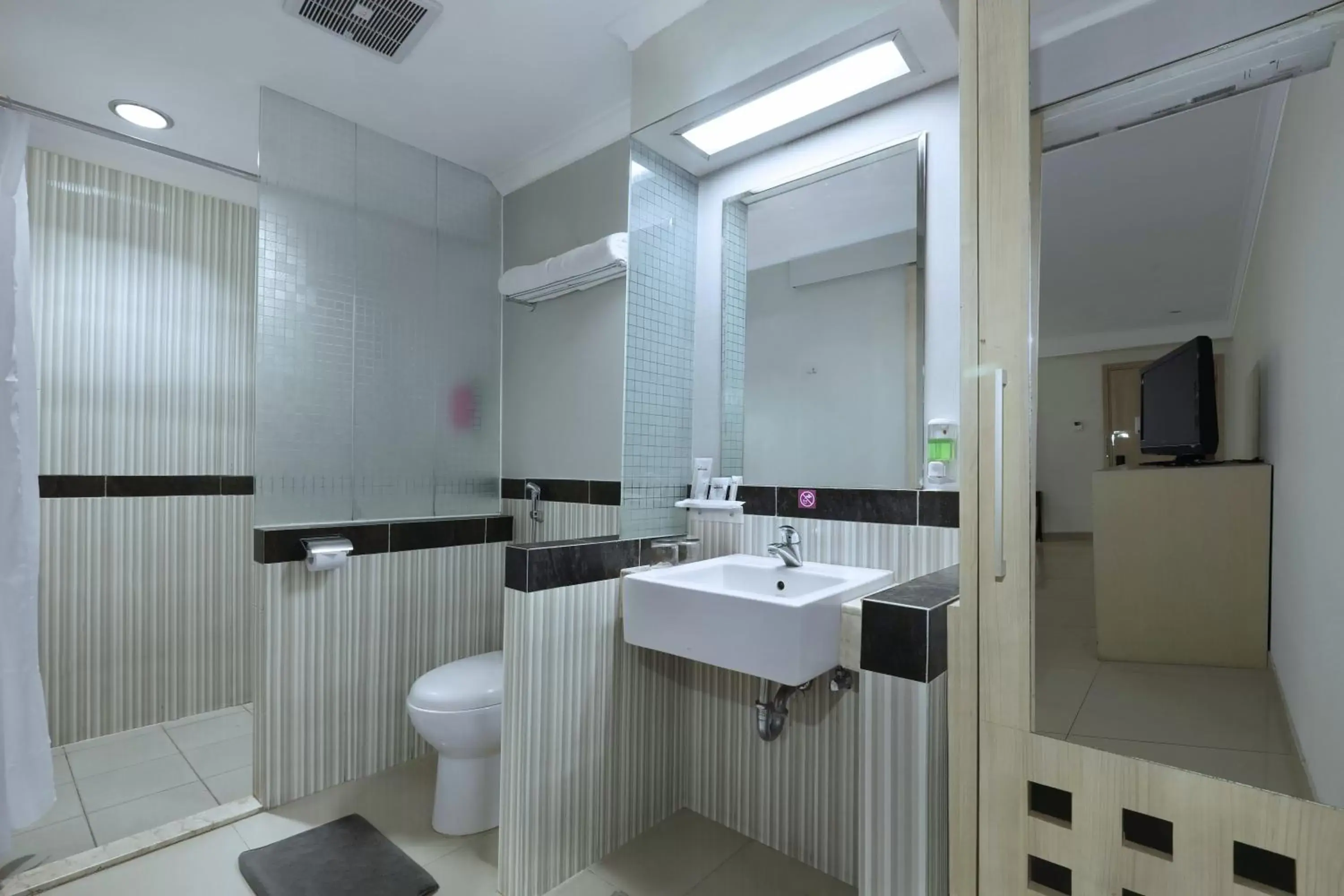 Bathroom in favehotel Premier Cihampelas