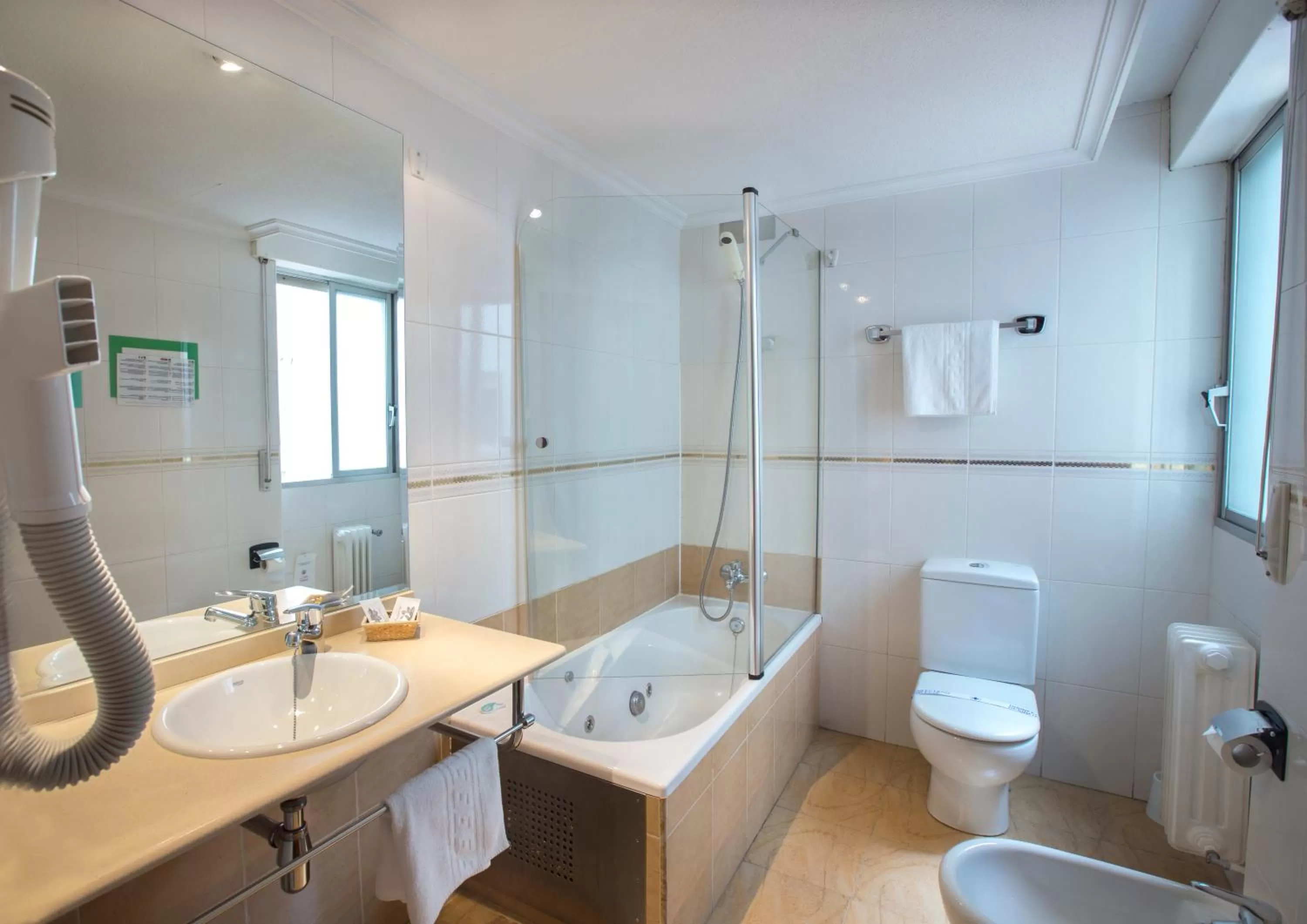 Bathroom in Hotel Reyes Catolicos