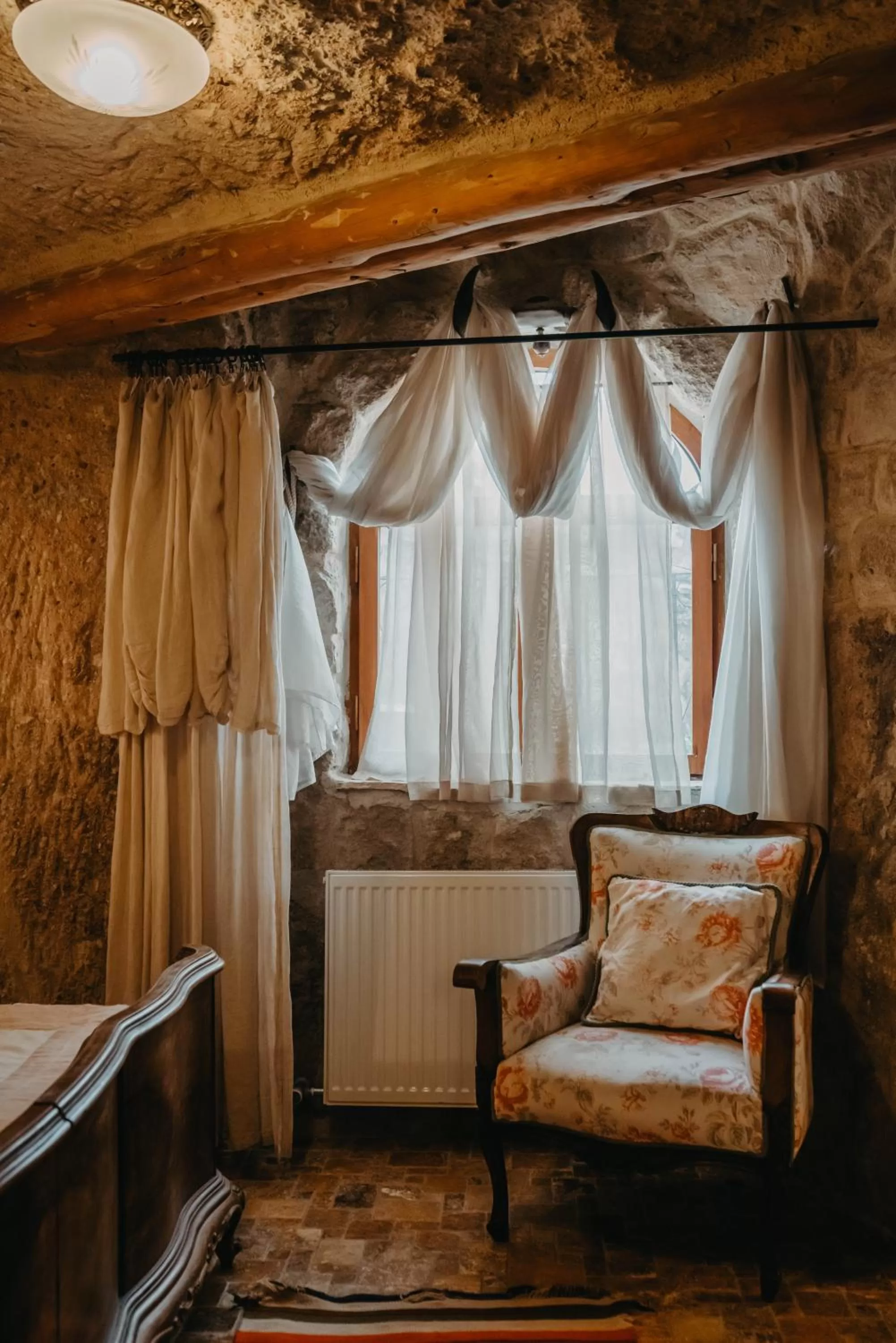 Seating area, Bed in Melekler Evi Cave Hotel