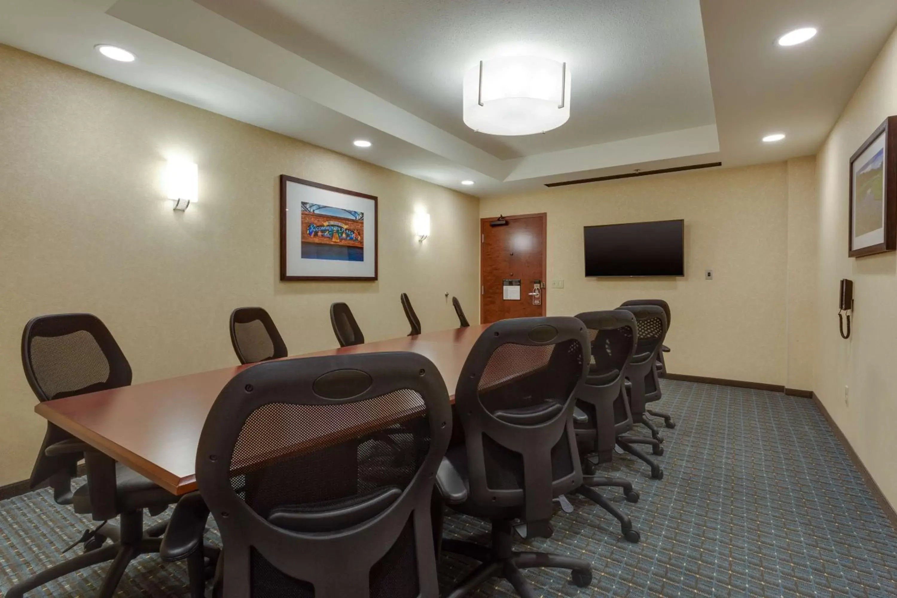 Photo of the whole room, Business Area/Conference Room in Drury Inn & Suites Gainesville