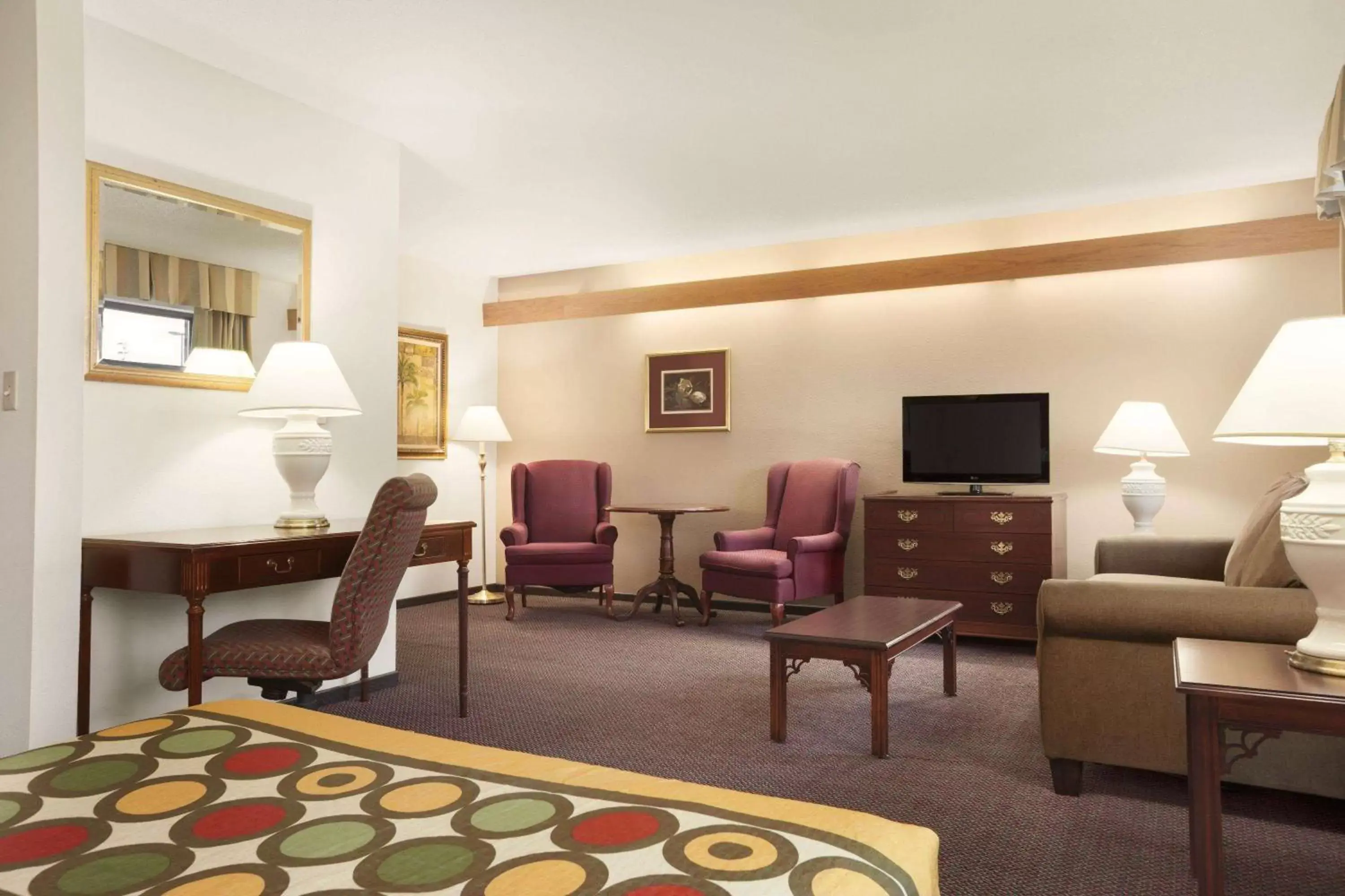 Bed, Seating Area in Super 8 by Wyndham Milwaukee Airport