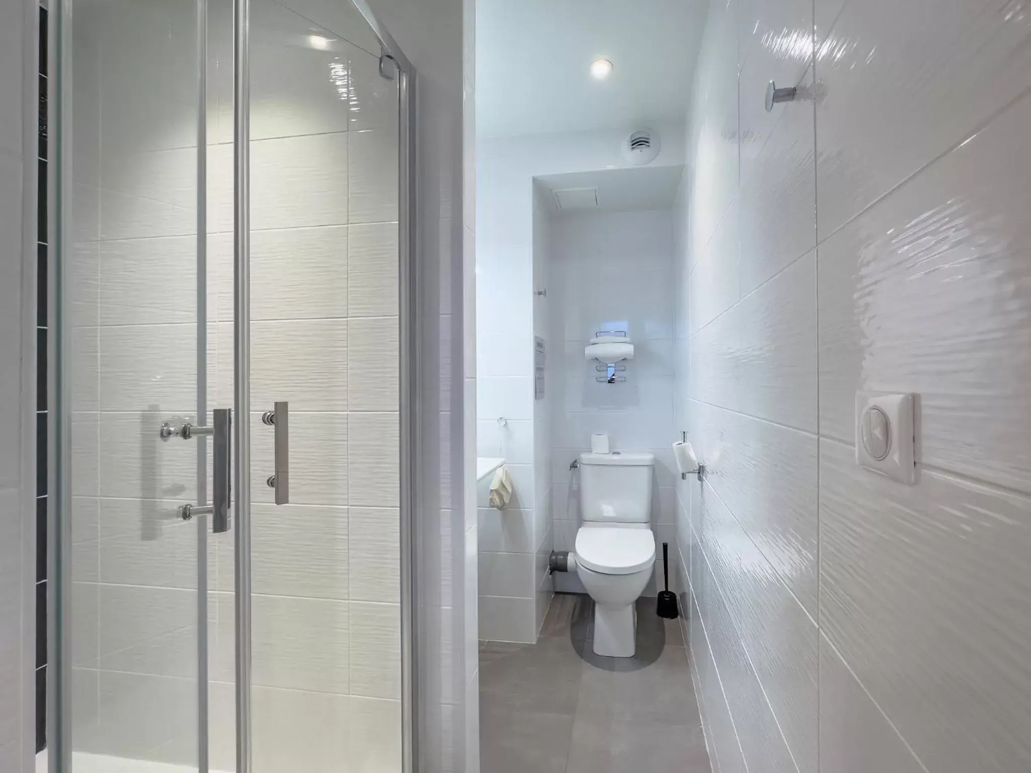 Toilet, Bathroom in Hotel De La Gare