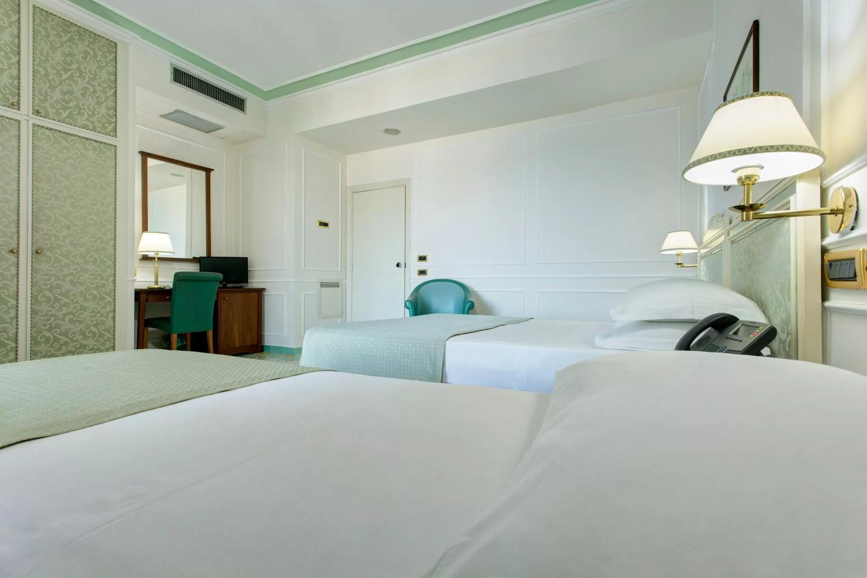 Photo of the whole room, Bed in Lloyd's Baia Hotel