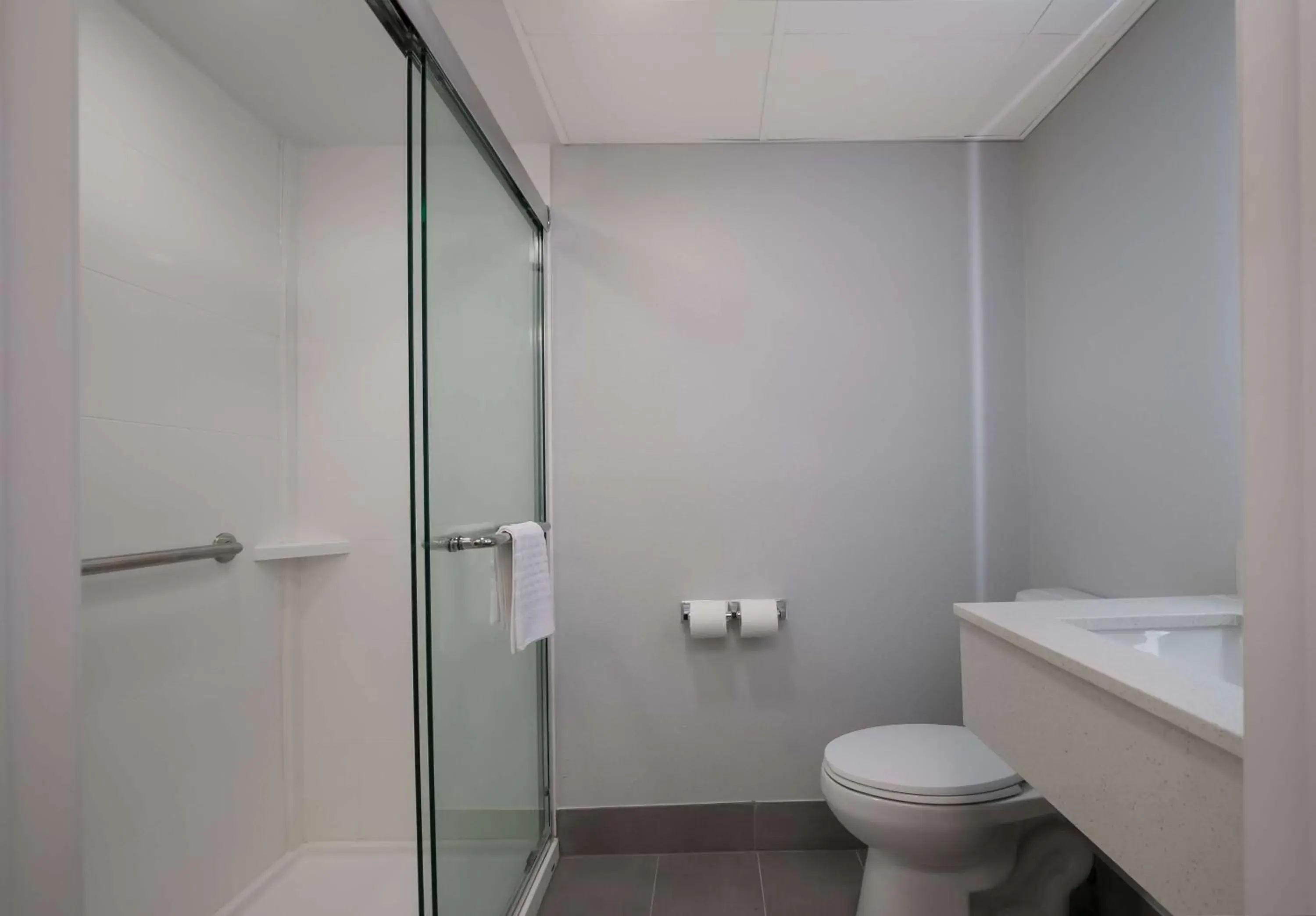 Shower, Bathroom in SureStay Plus by Best Western Pigeon Forge