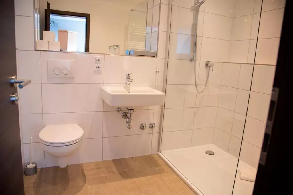 Shower, Bathroom in Hotel Zum Goldenen Stern