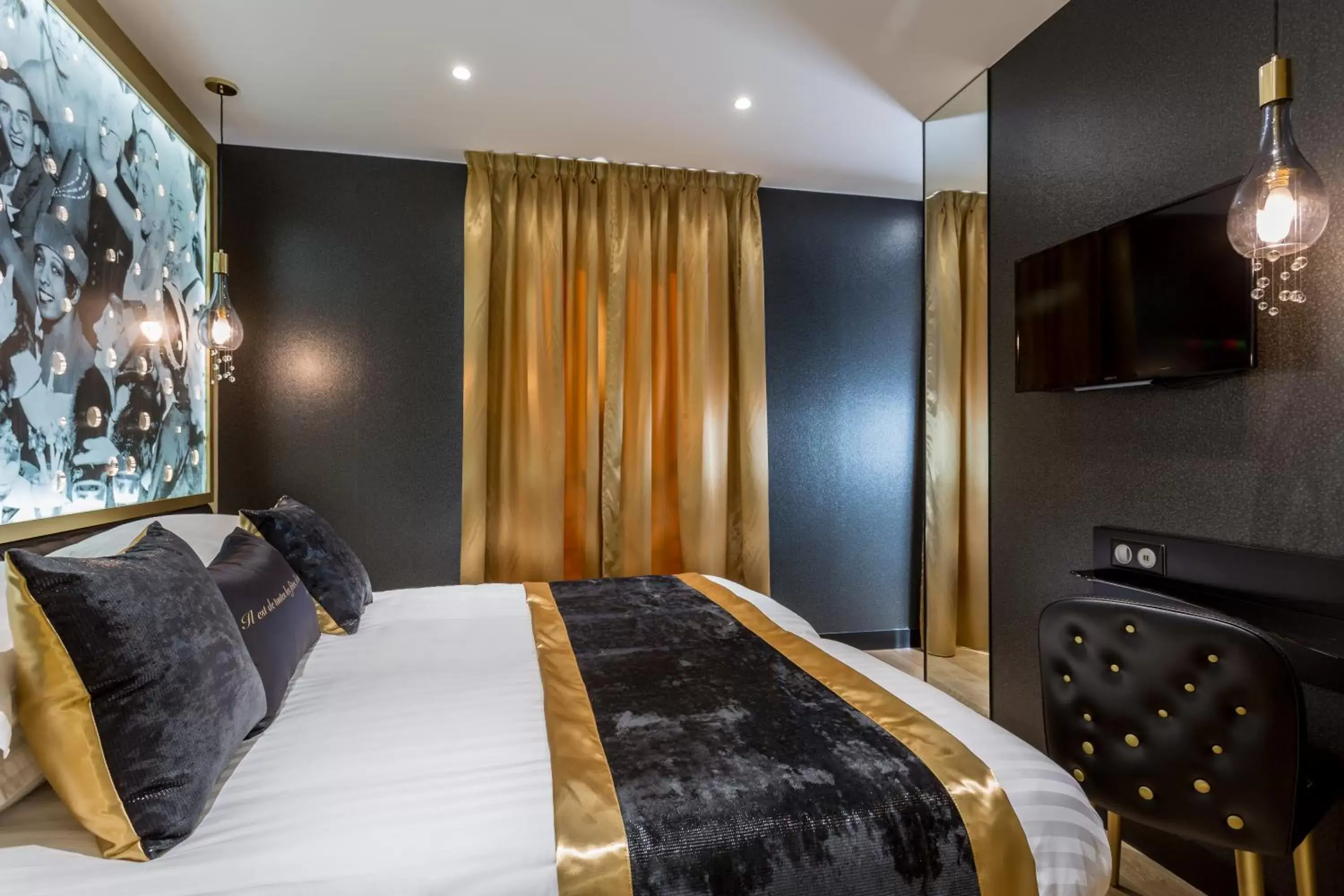 Photo of the whole room, Bed in Hotel Les Bulles De Paris