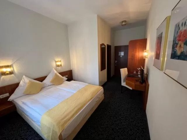 Photo of the whole room, Bed in Stadthotel