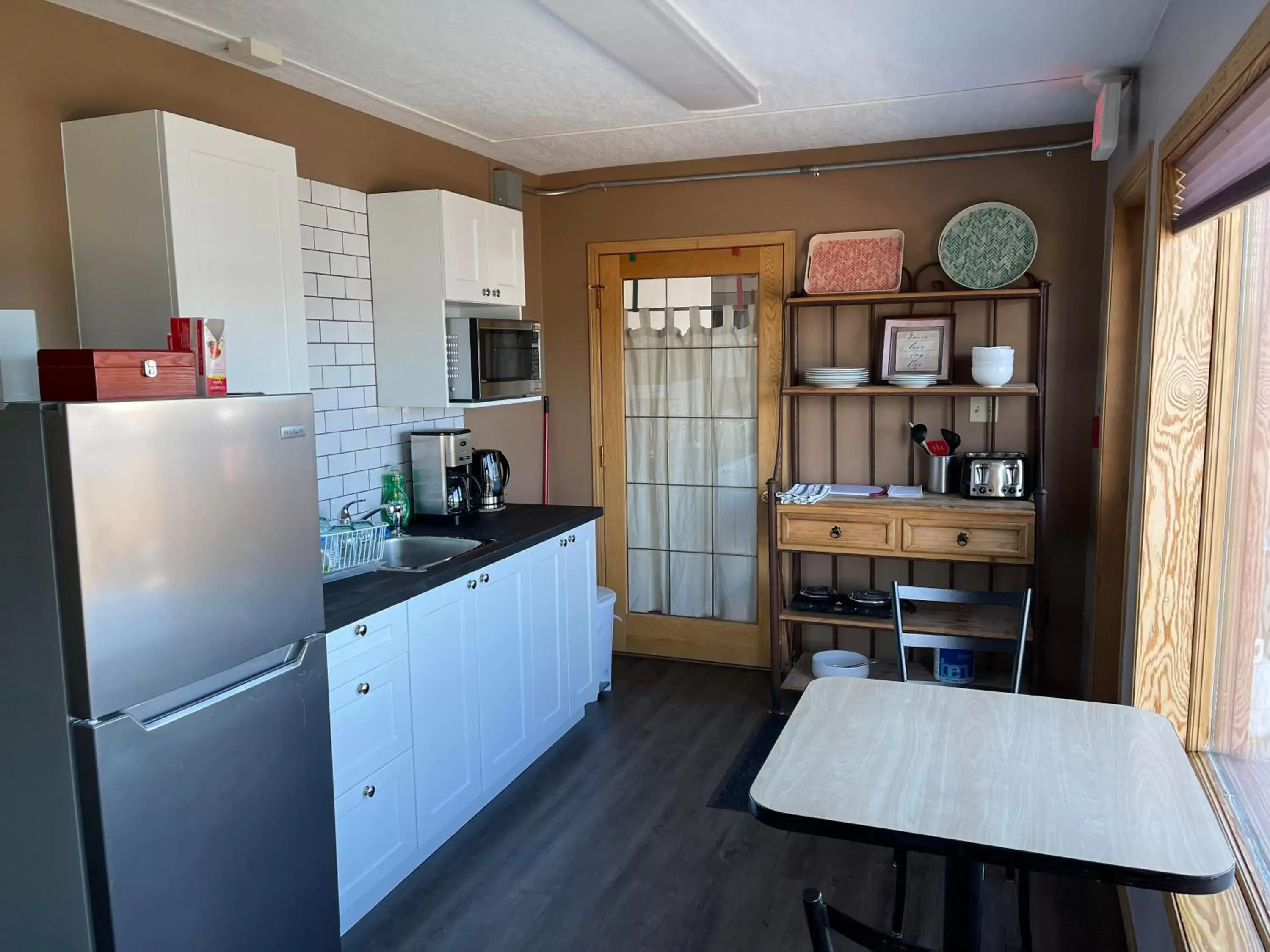 Kitchen/Kitchenette in Aurora Bayside Inn