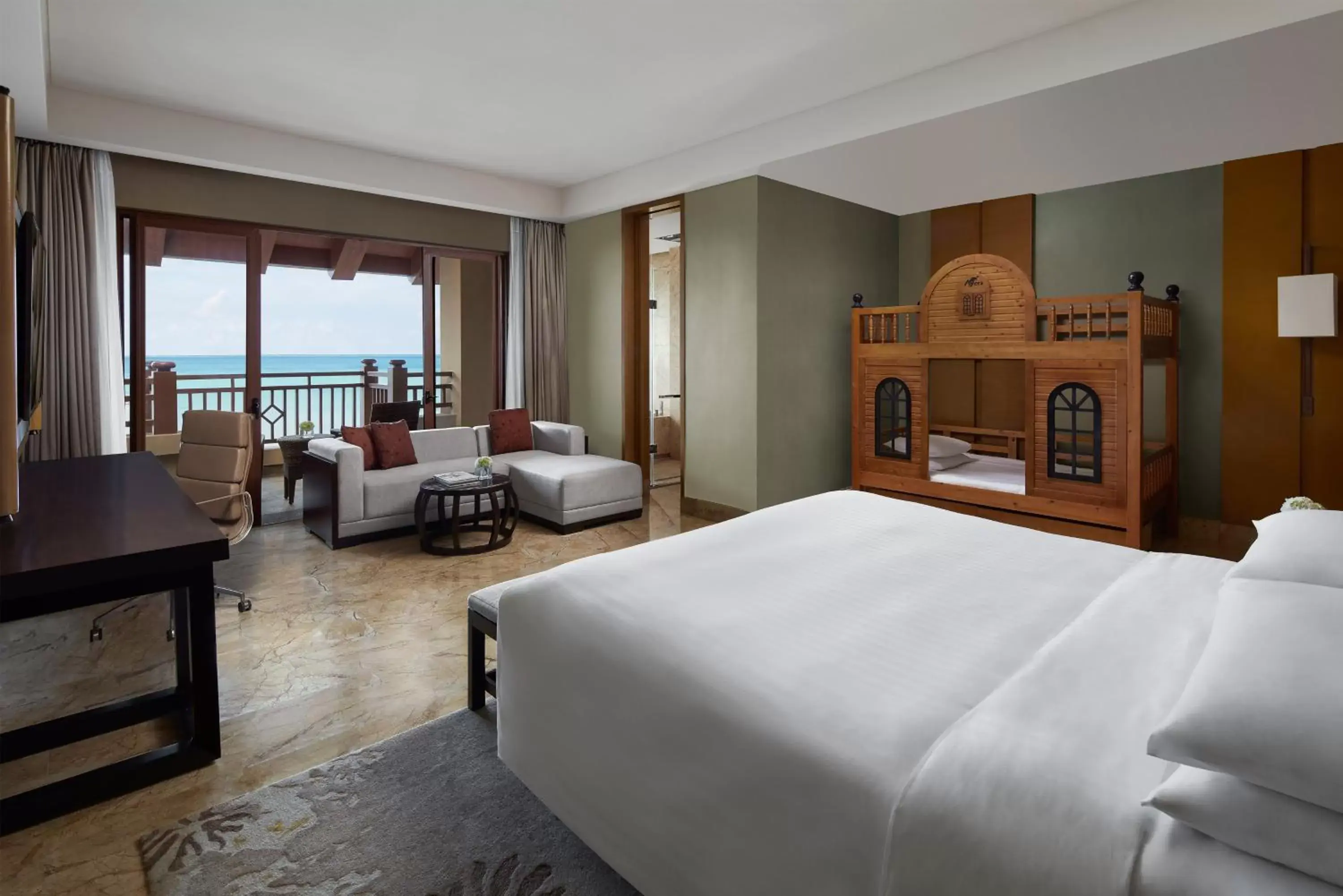 Family Room with Sea View in Haikou Marriott Hotel Family Room with Sea View in Haikou Marriott Hotel