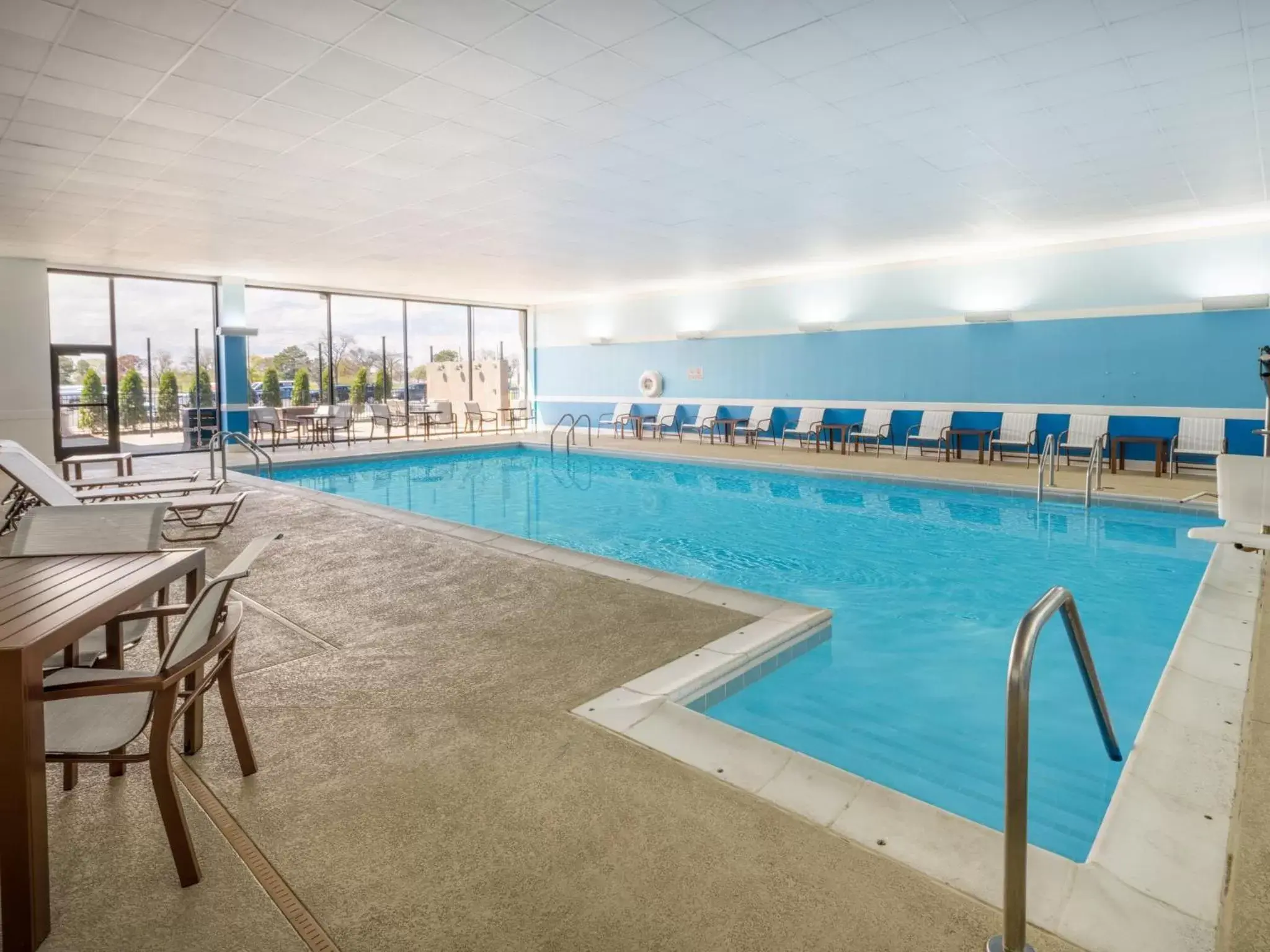 Swimming Pool in Holiday Inn Chicago O'Hare - Rosemont, an IHG Hotel