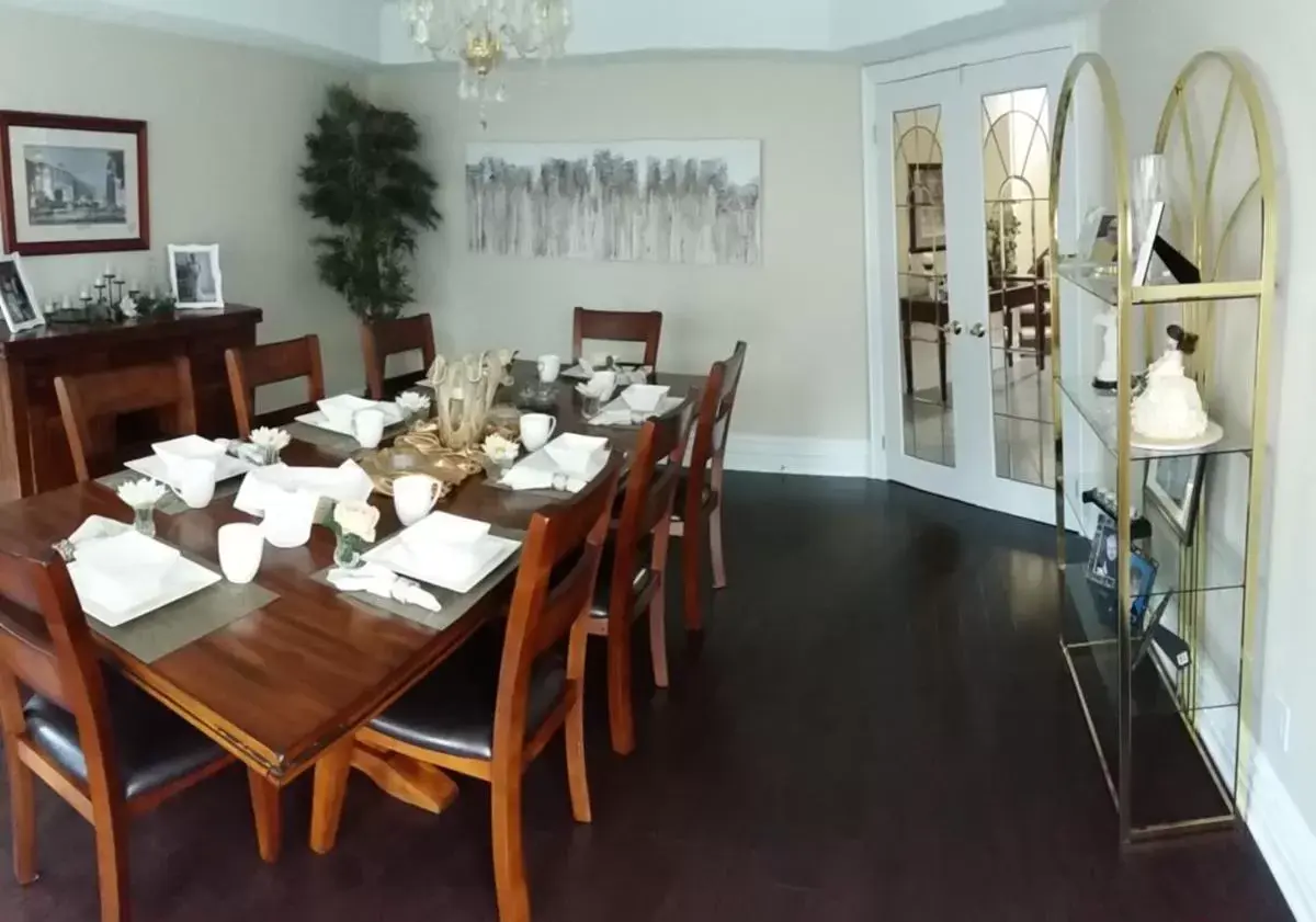 Photo of the whole room, Restaurant/Places to Eat in Molly's Retreat B and B