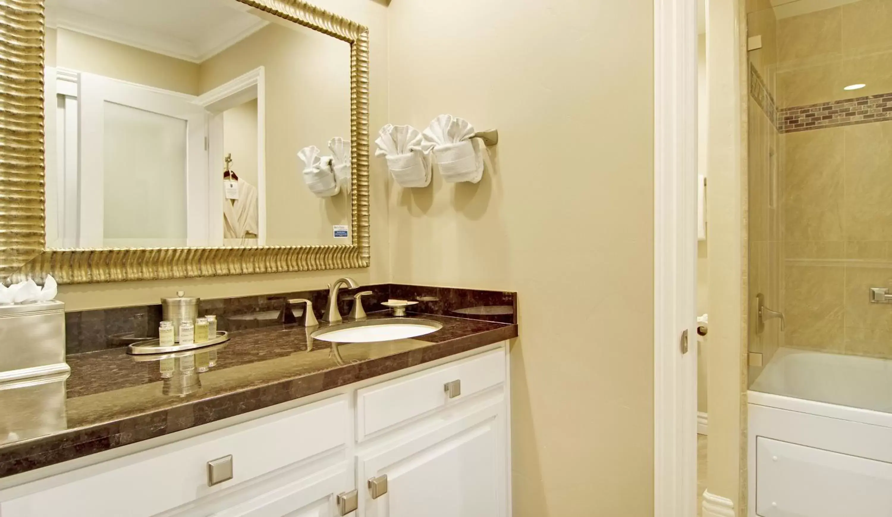 Bathroom, Kitchen/Kitchenette in Carriage House Inn