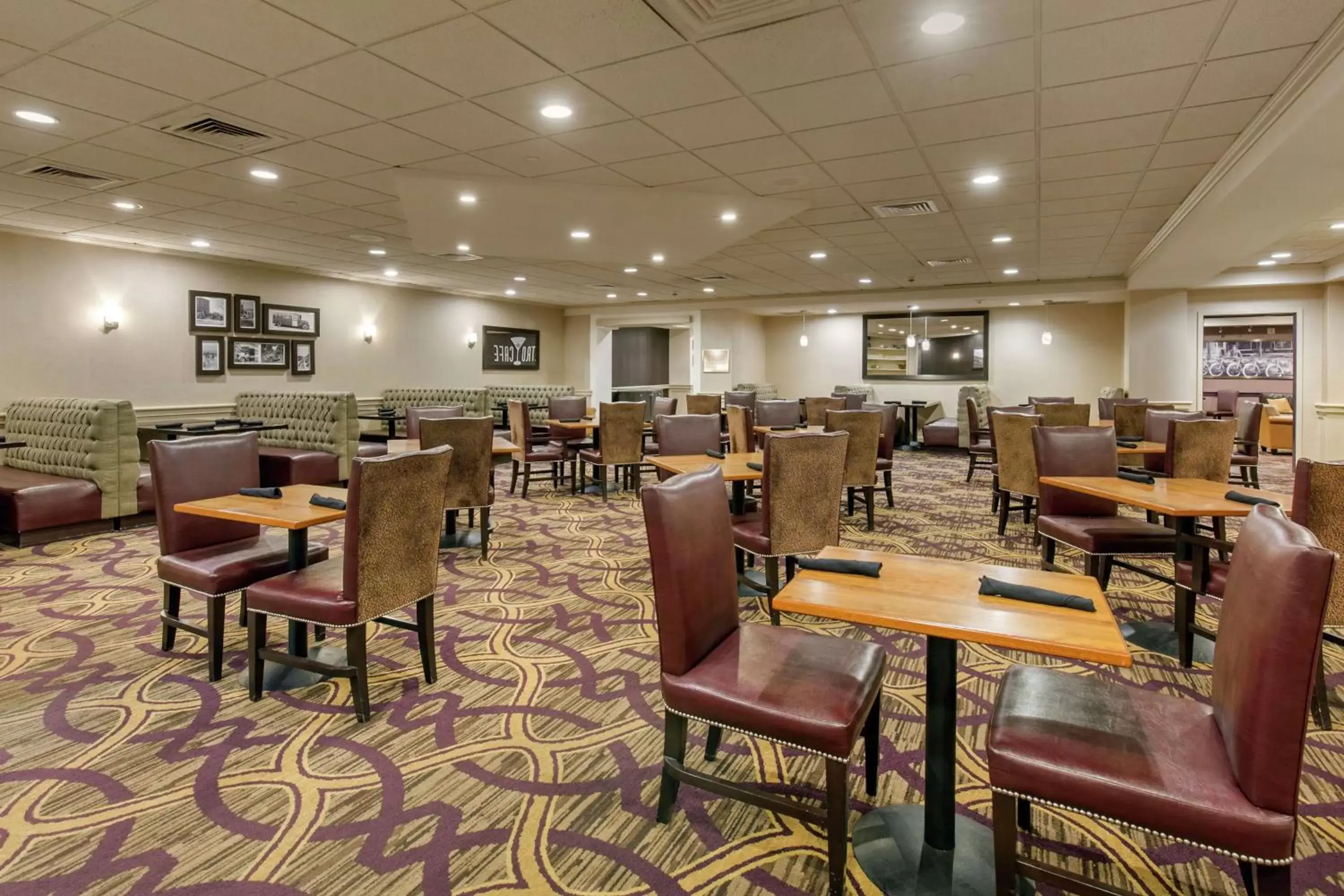 Dining area, Restaurant/Places to Eat in DoubleTree by Hilton Downtown Wilmington - Legal District