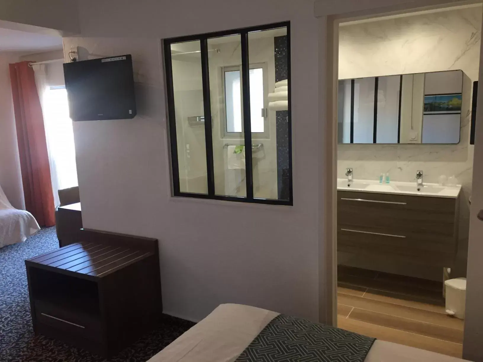 Bathroom, TV/Entertainment Center in Le Galion Hotel et Restaurant Canet Plage - Logis