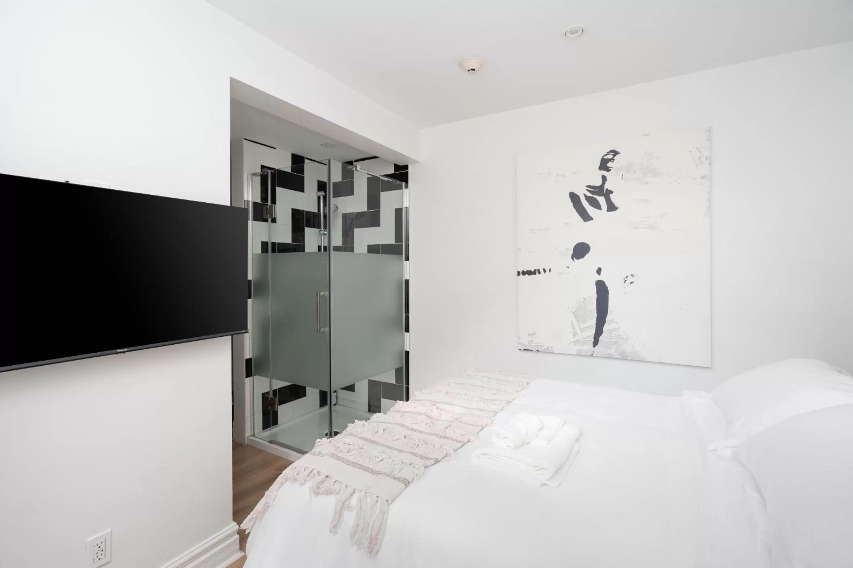 Bed in Le Penfield Par Nomade MTL