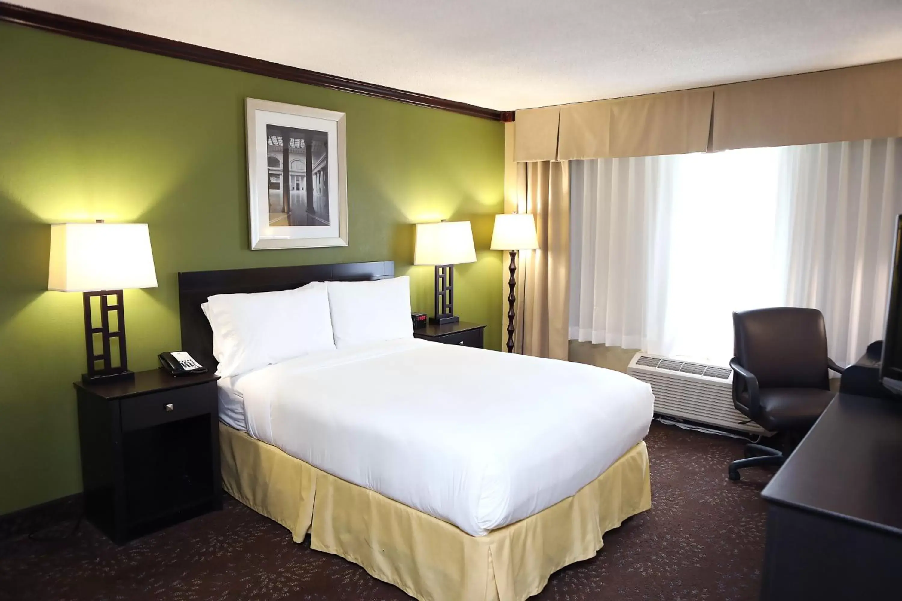 Photo of the whole room, Bed in Holiday Inn Chicago/Oak Brook, an IHG Hotel