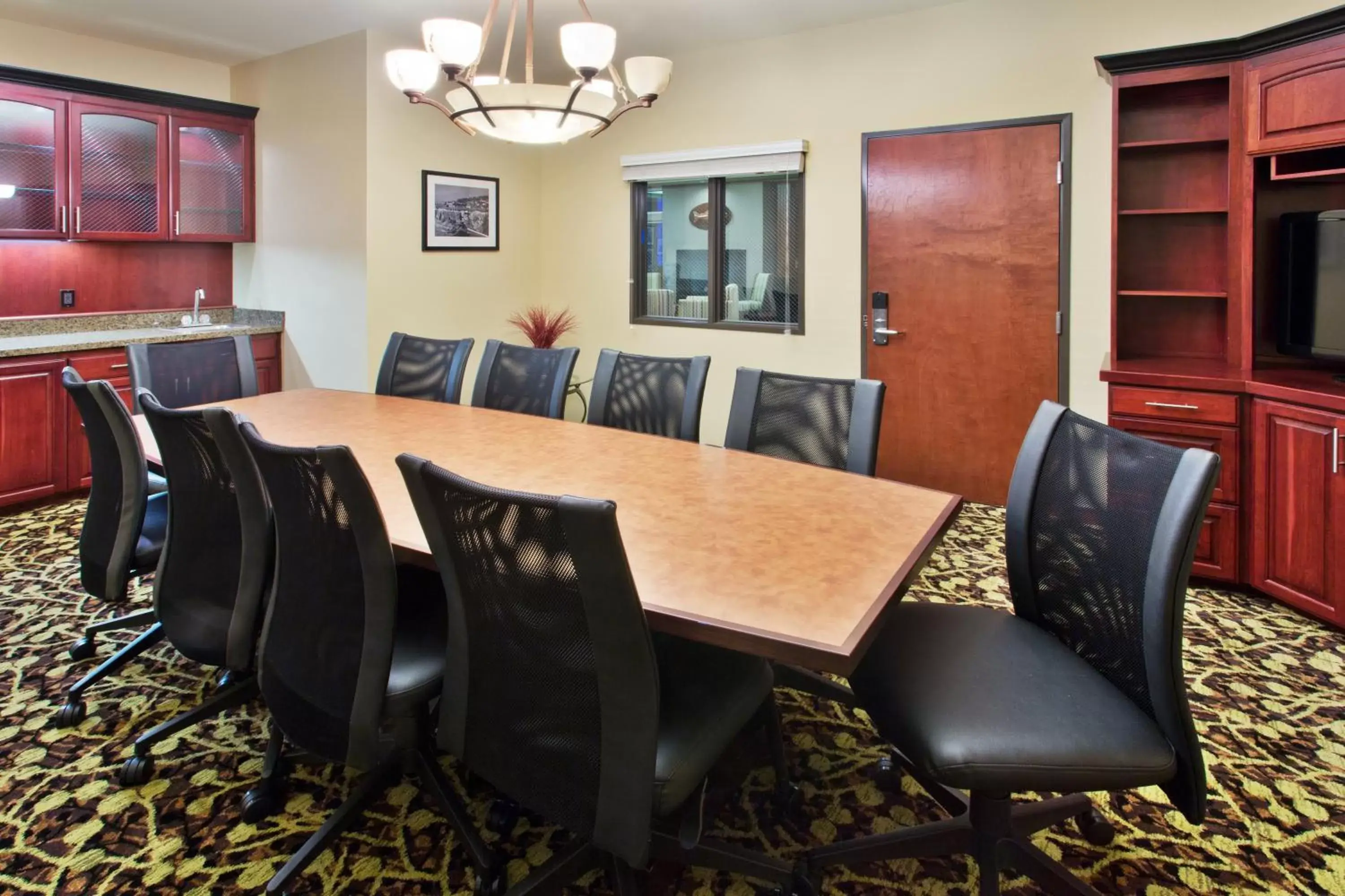 Meeting/conference room in Holiday Inn Express Hotel & Suites Astoria, an IHG Hotel