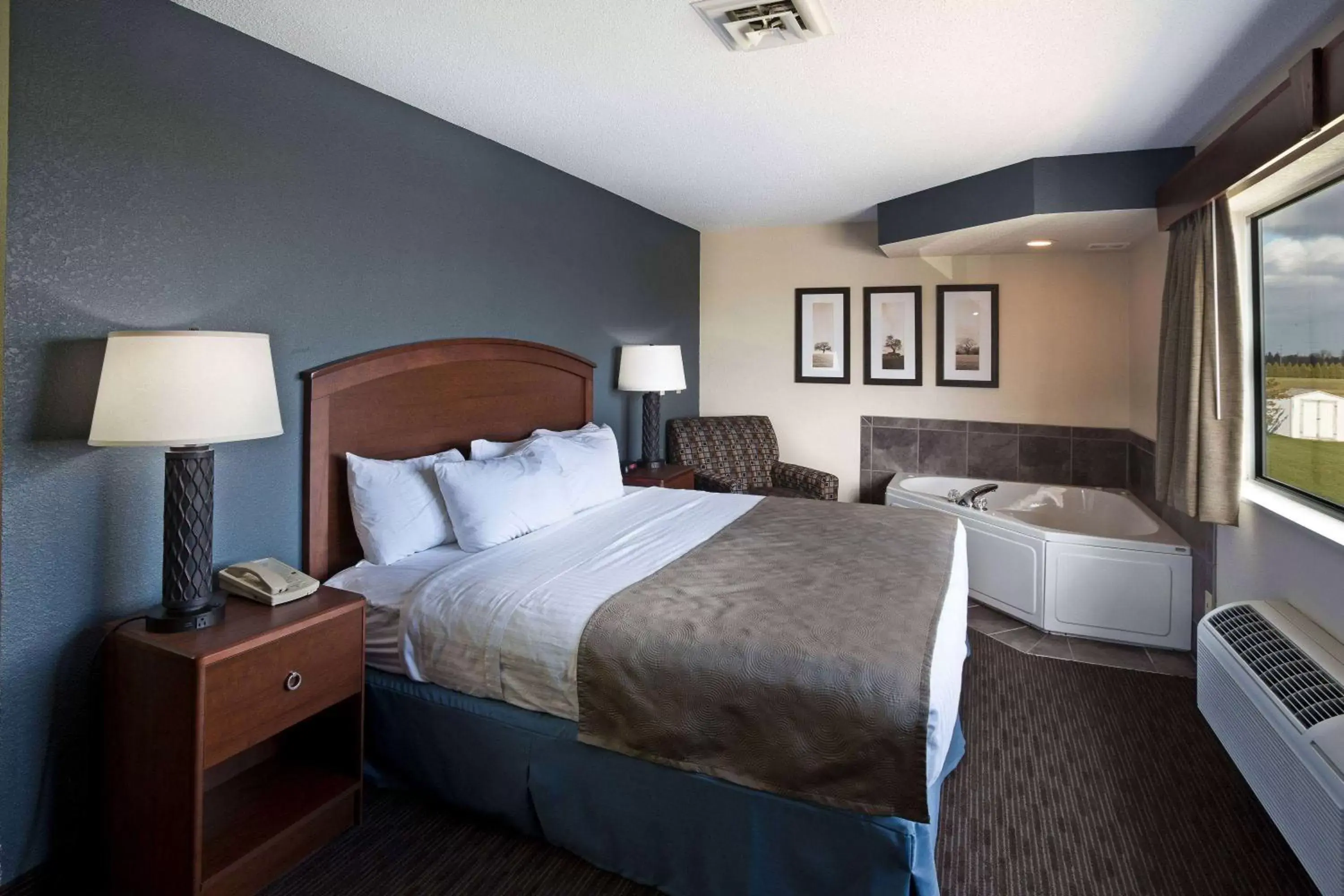 Photo of the whole room, Bed in AmericInn by Wyndham Bay City