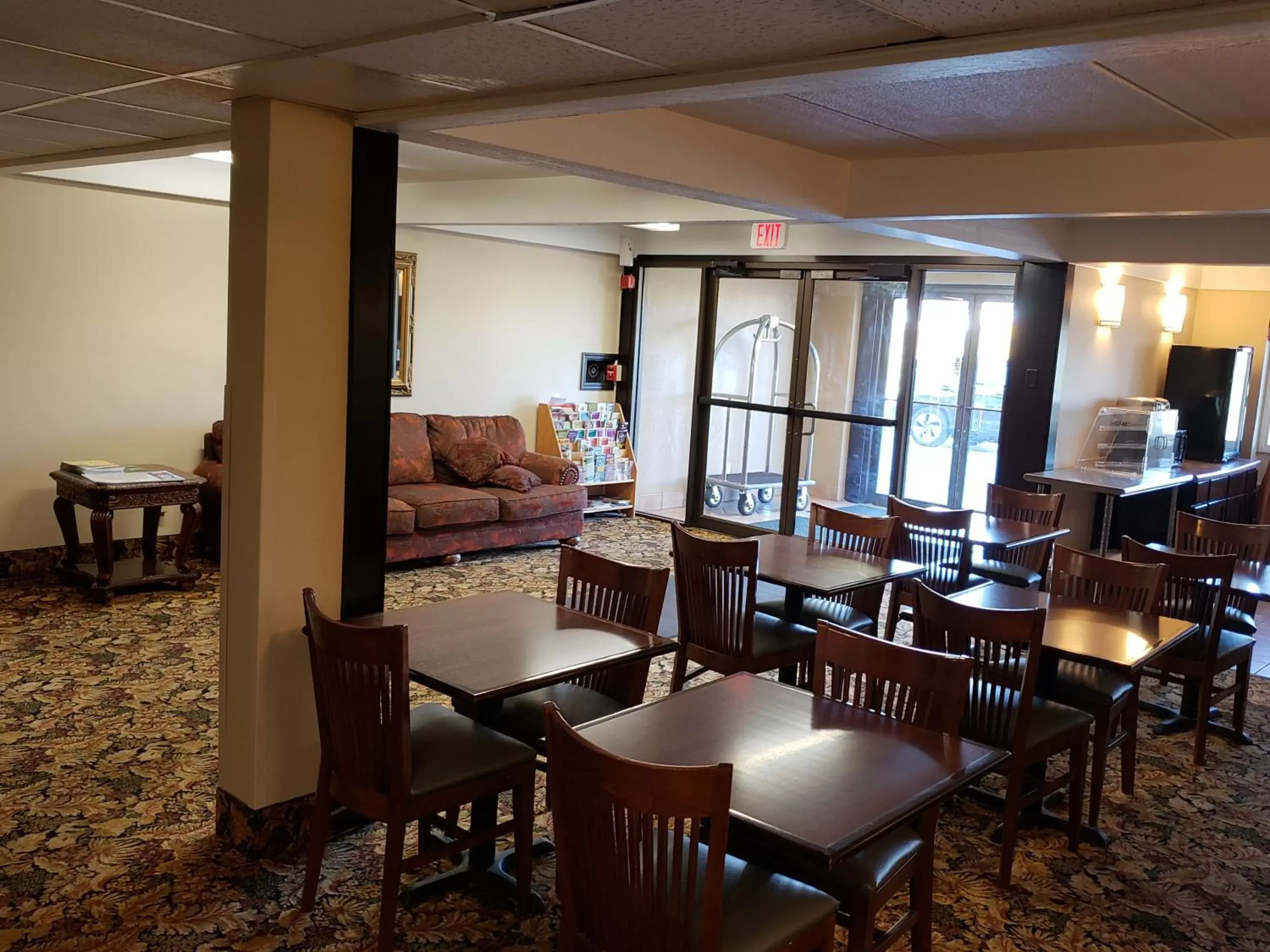 Lobby or reception, Restaurant/Places to Eat in Coratel Inn & Suites by Jasper Mankato