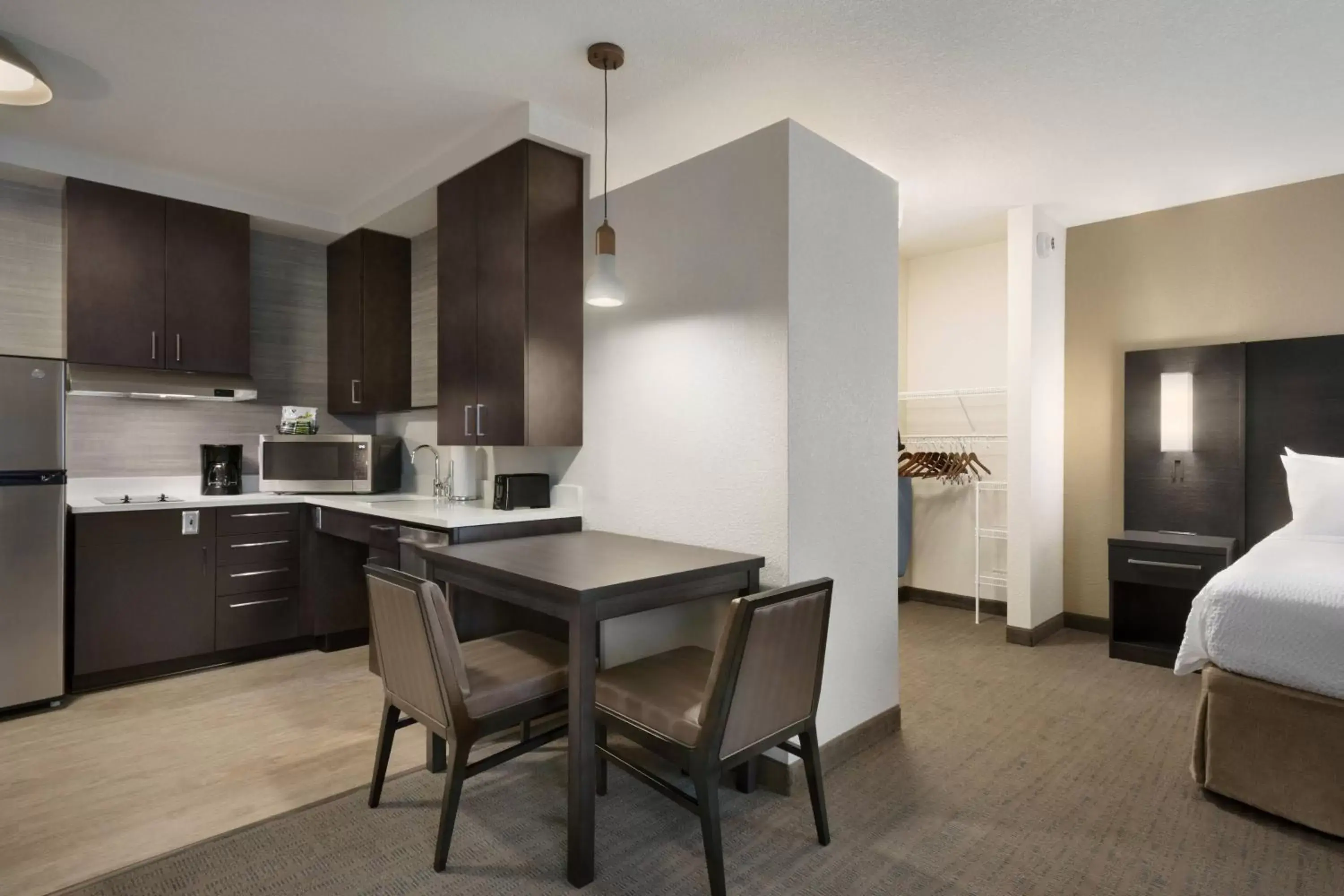 Photo of the whole room, Kitchen/Kitchenette in Residence Inn by Marriott Minneapolis St. Paul/Eagan