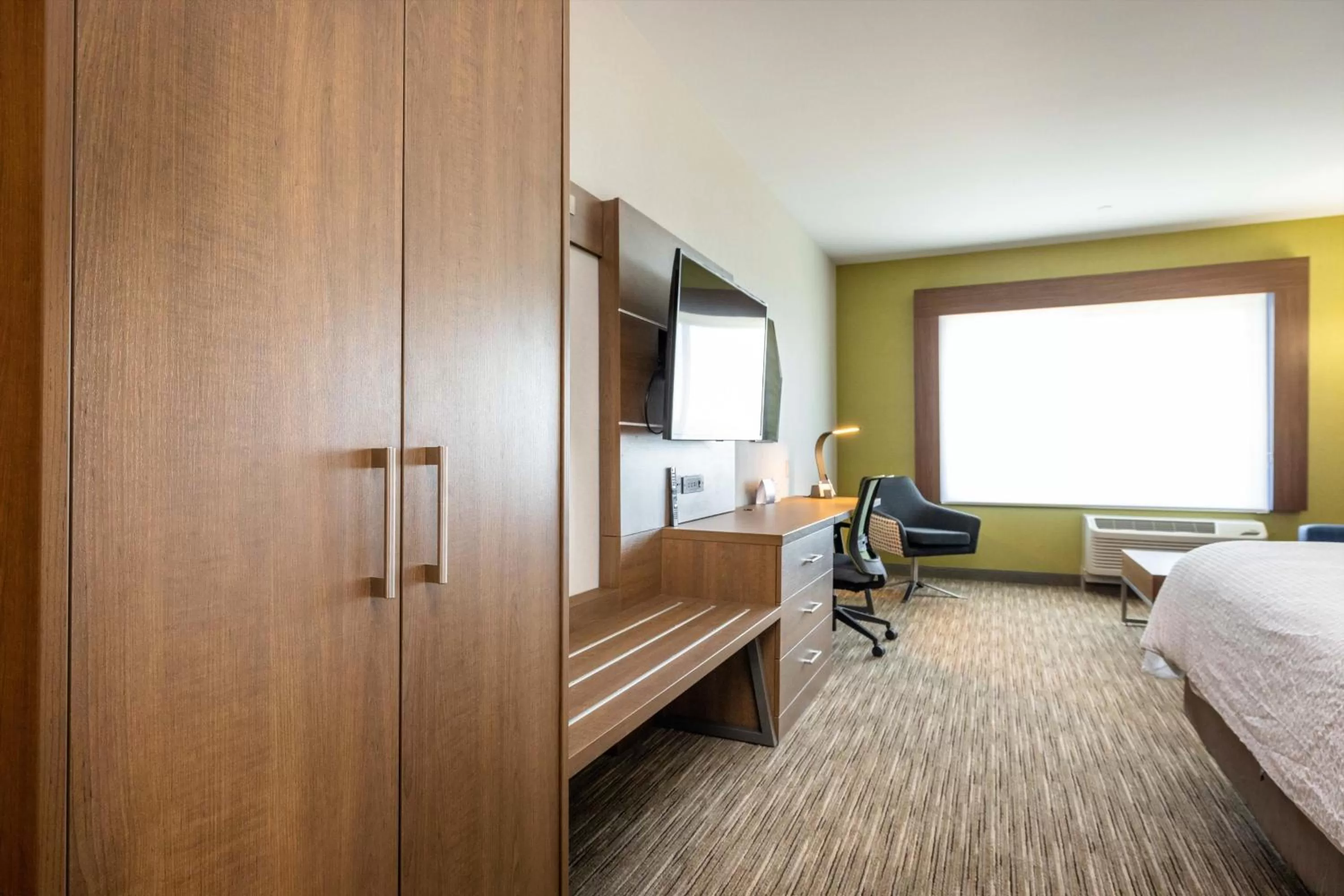 Photo of the whole room, Bed in Holiday Inn Express & Suites - San Jose Silicon Valley by IHG