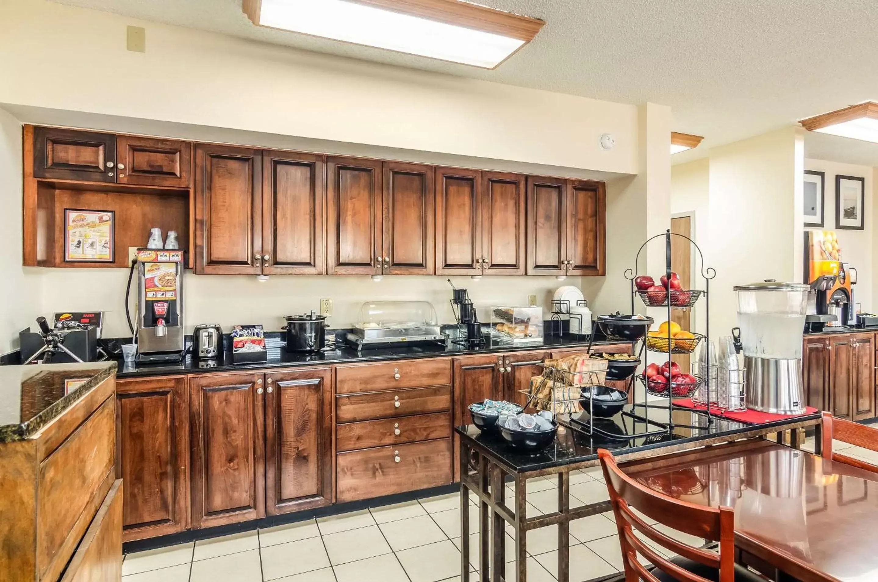 Restaurant/places to eat, Kitchen/Kitchenette in Econo Lodge Moss Point - Pascagoula