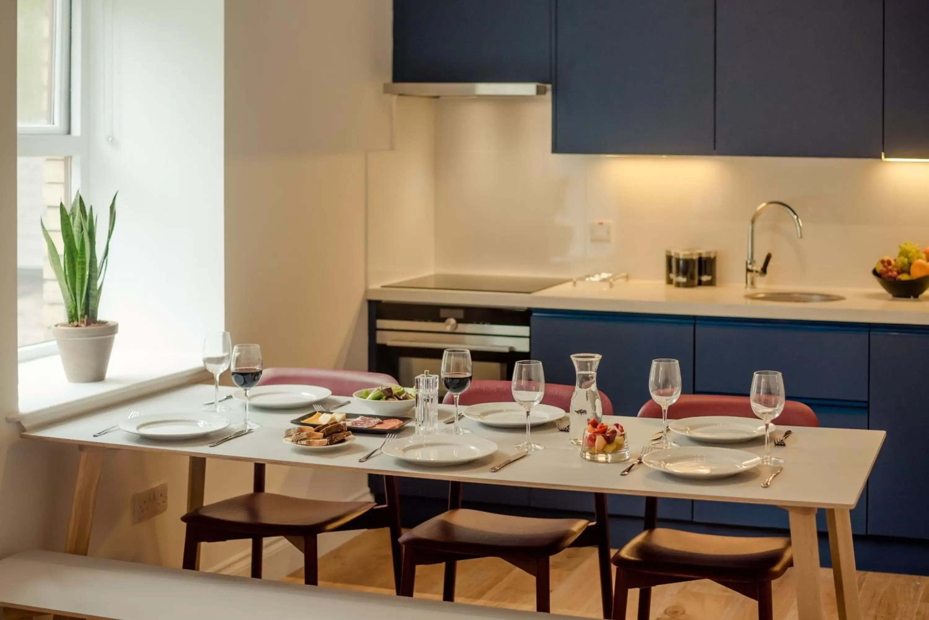 Kitchen or kitchenette, Dining Area in Hotel Isaacs Cork City