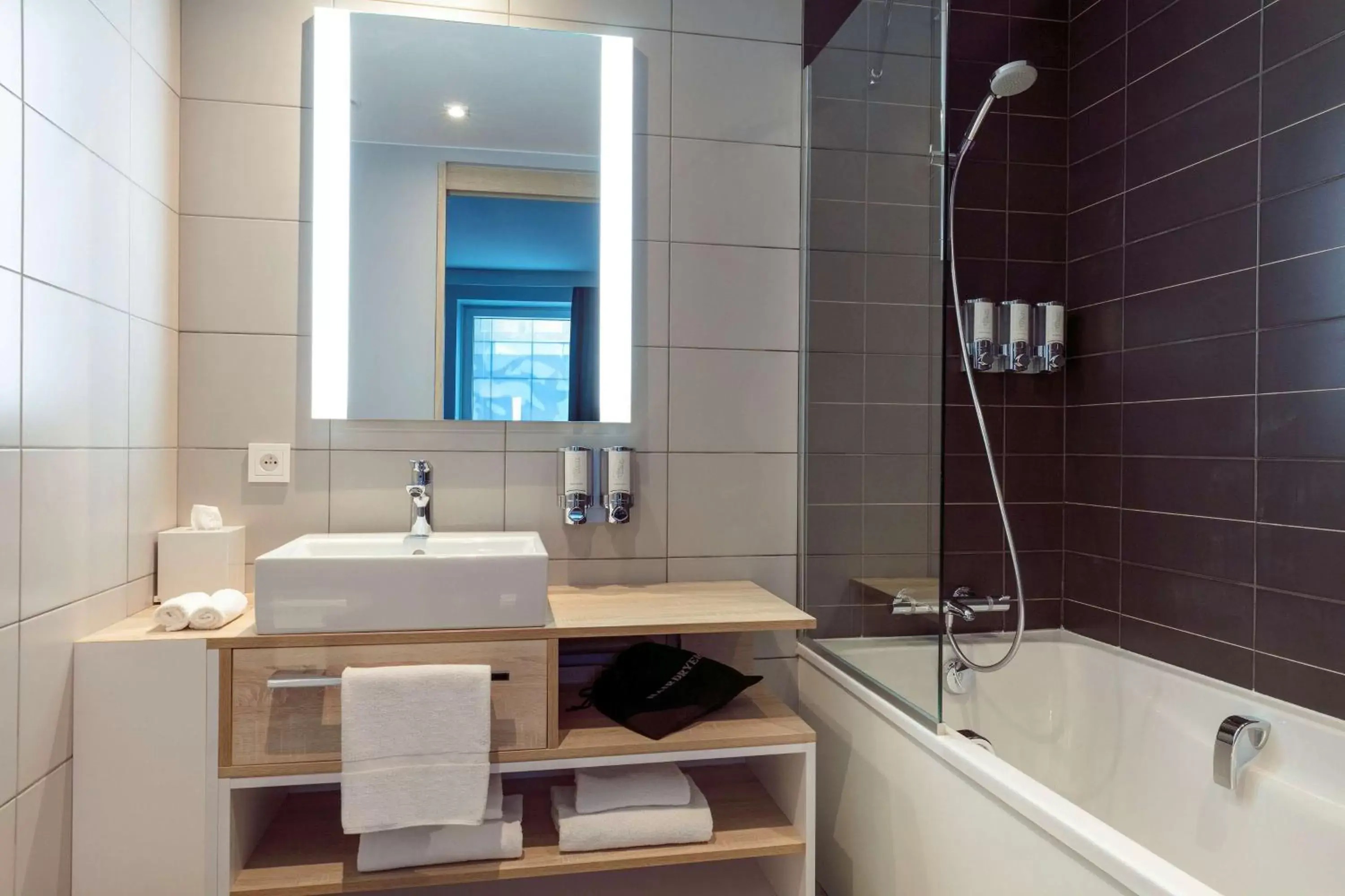 Bathroom in Hampton By Hilton Paris Clichy