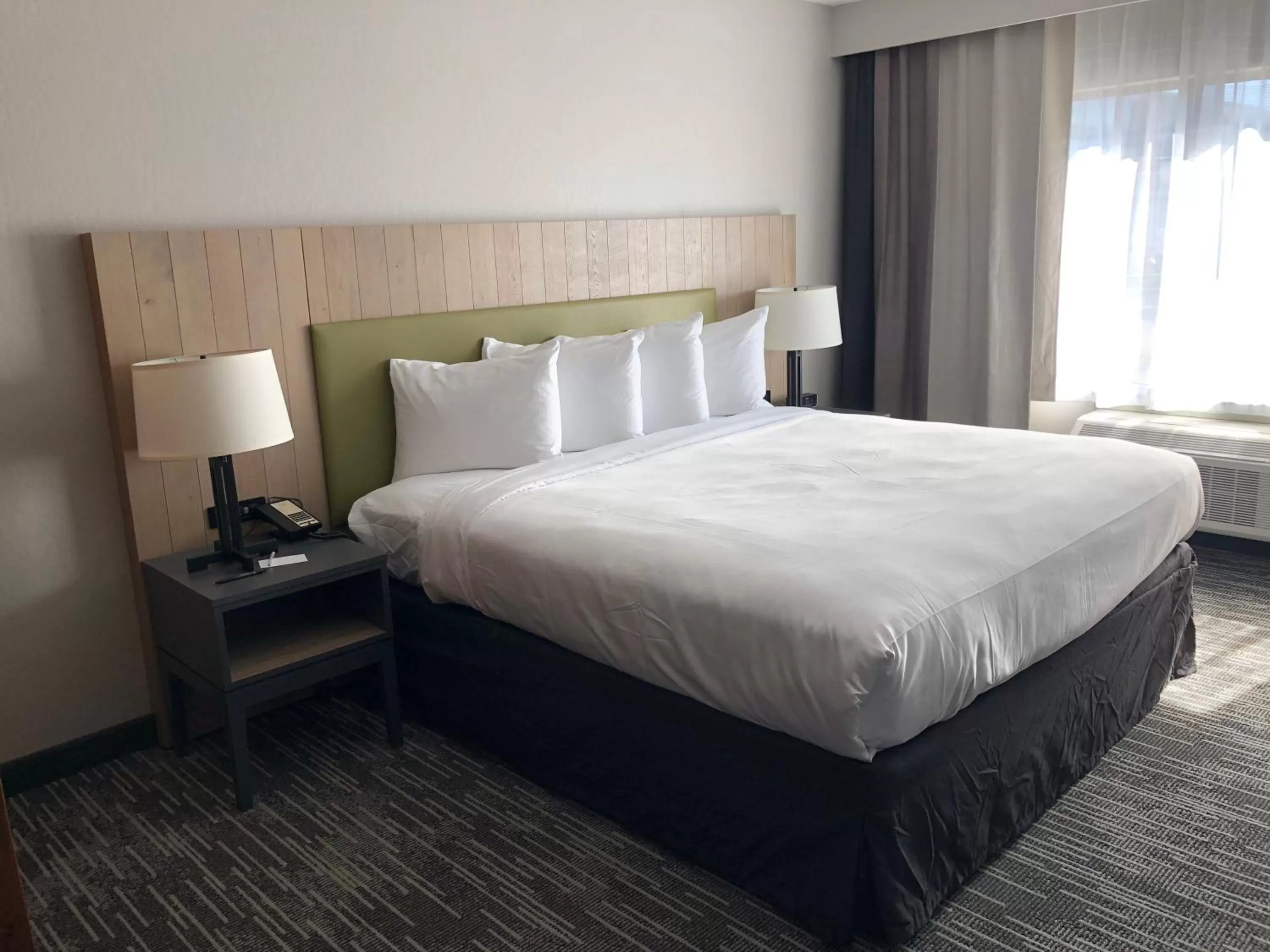 Bed in Country Inn & Suites by Radisson, Flagstaff Downtown, AZ