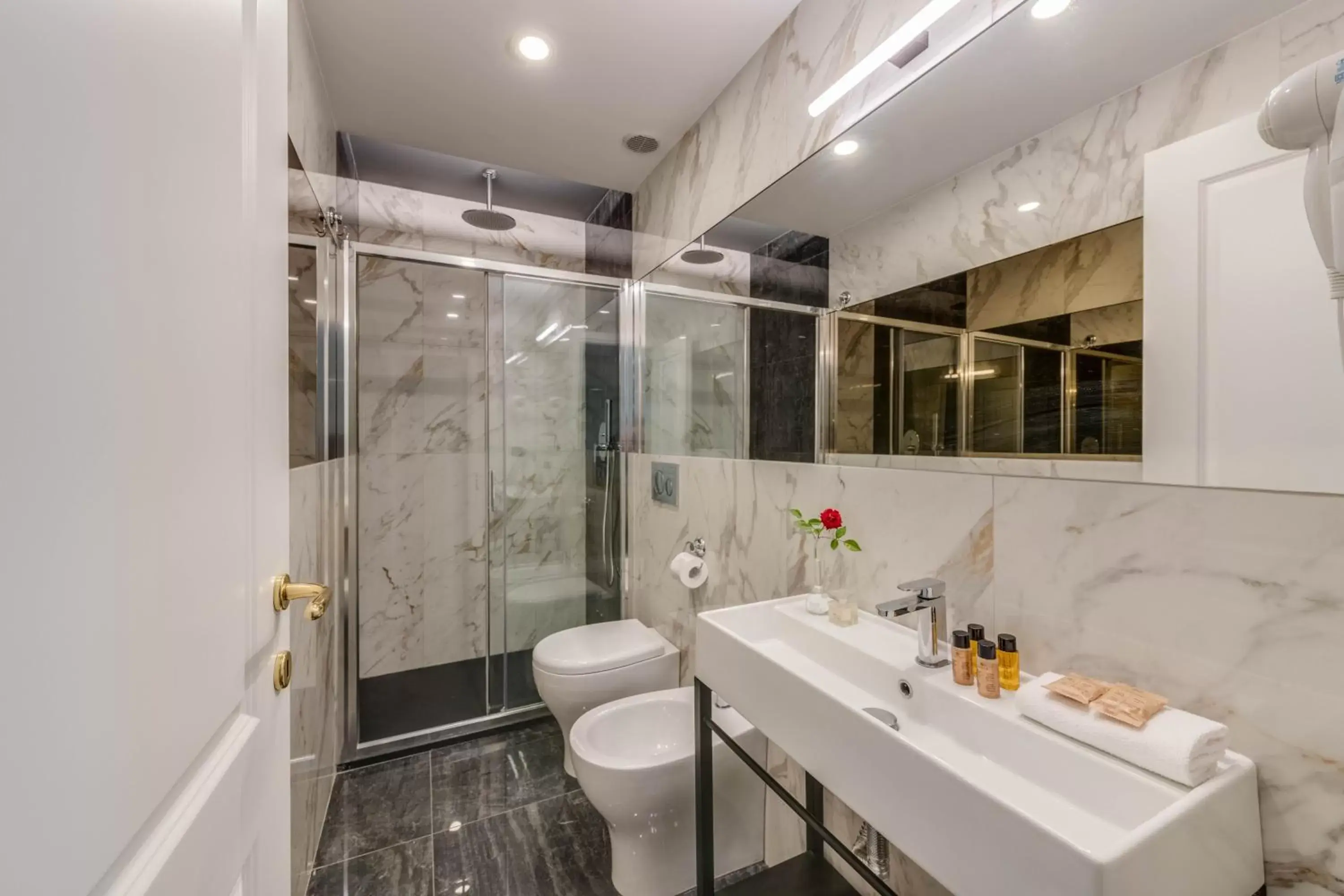 Shower, Bathroom in Navona Theatre Hotel