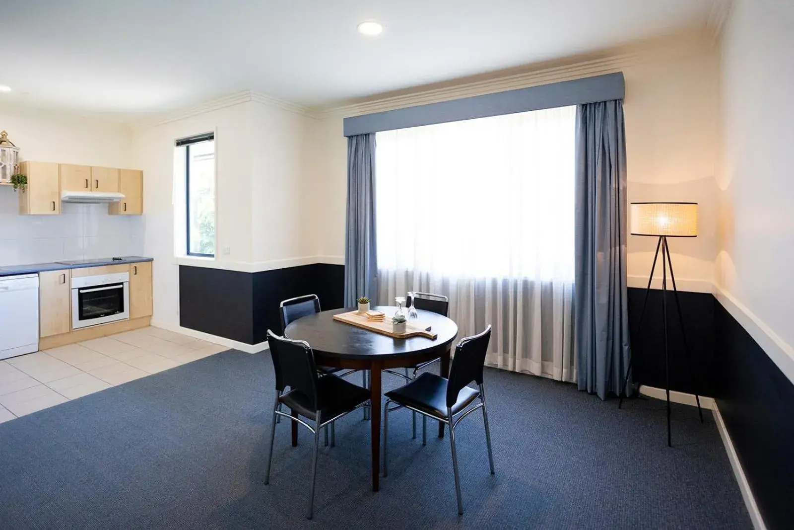 Kitchen or kitchenette, Dining Area in Hawkesbury Race Club Motel