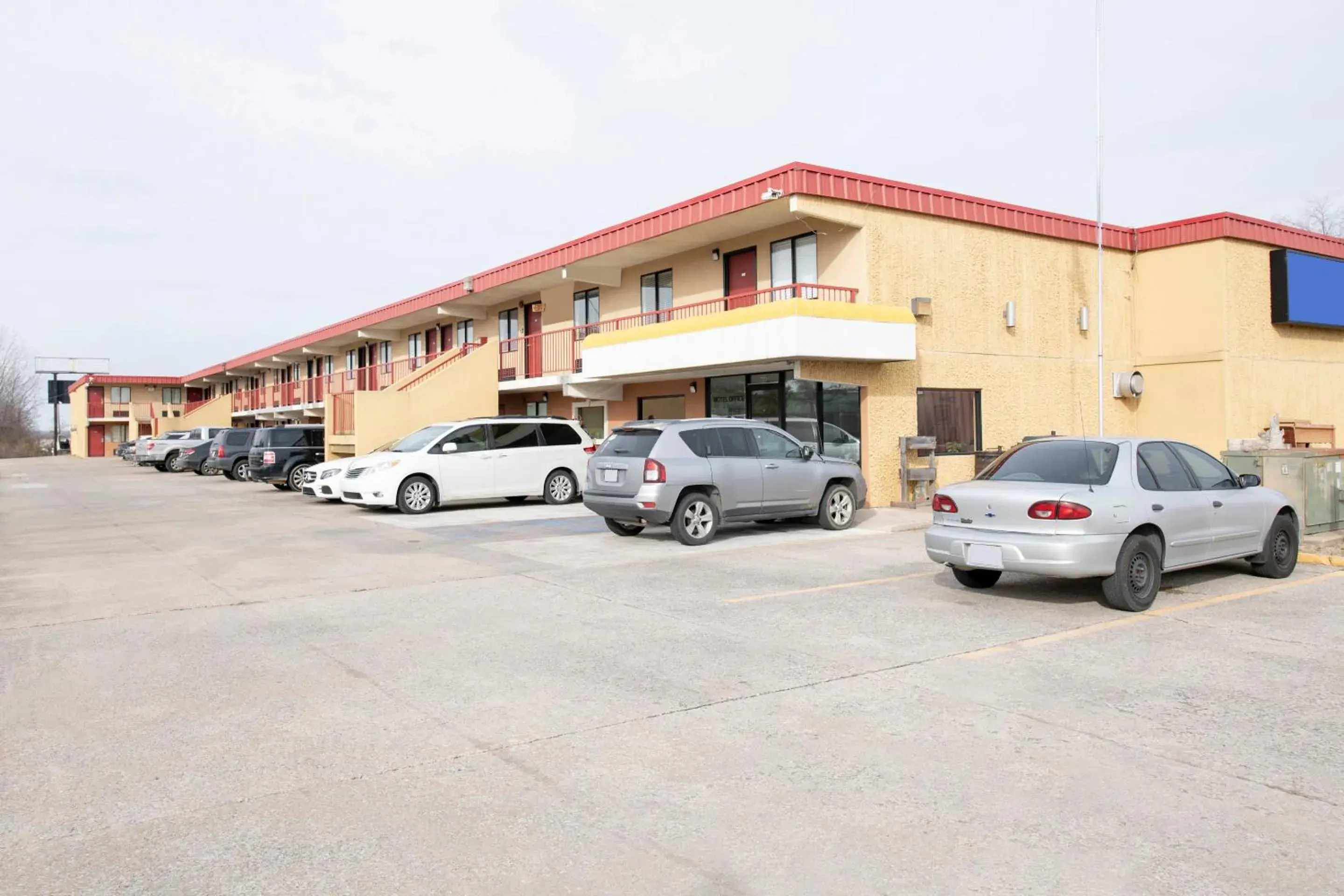 Parking, Property Building in OYO Hotel Tulsa International Airport