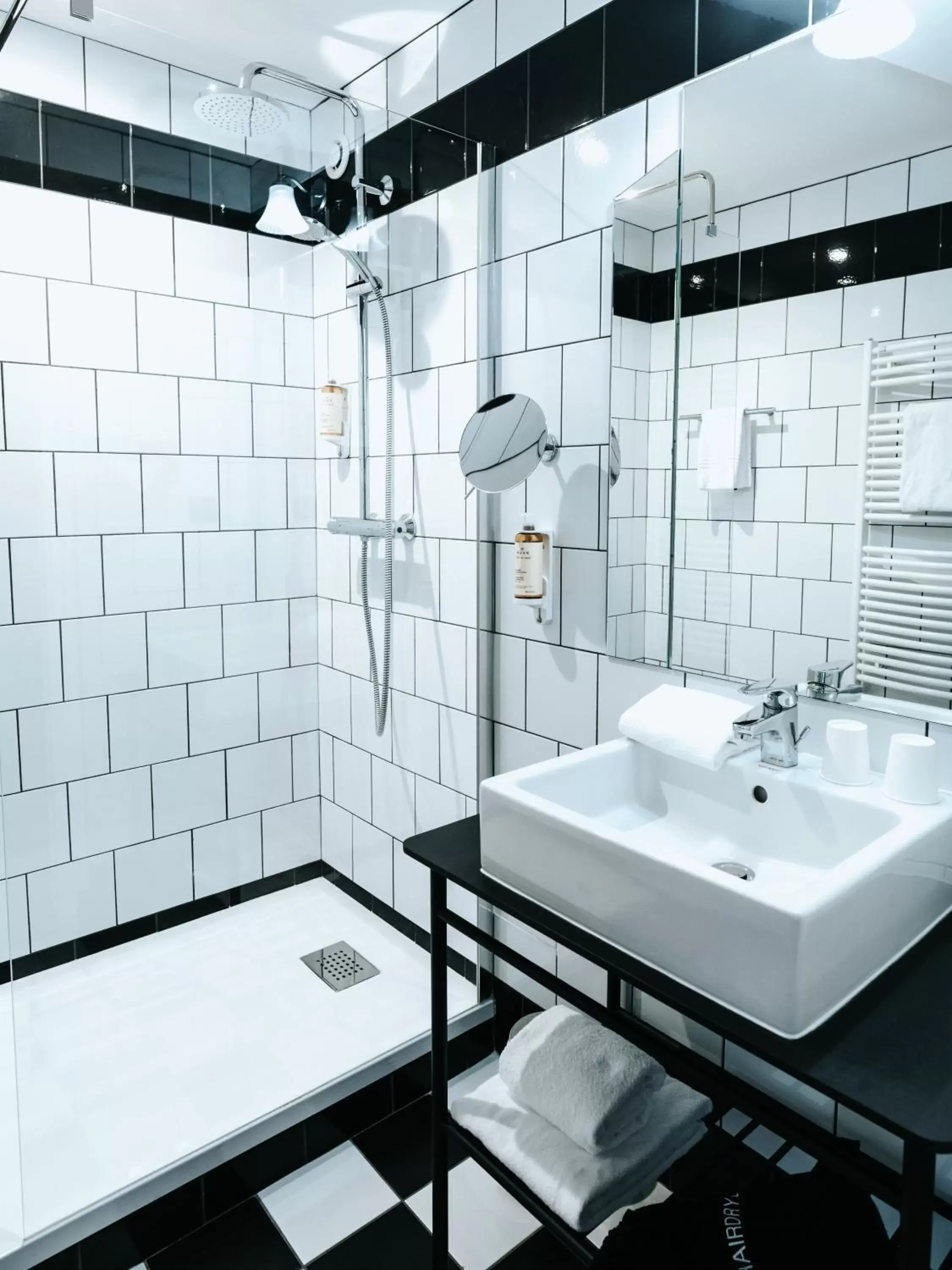 Bathroom in Hotel Mercure Roscoff Bord De Mer