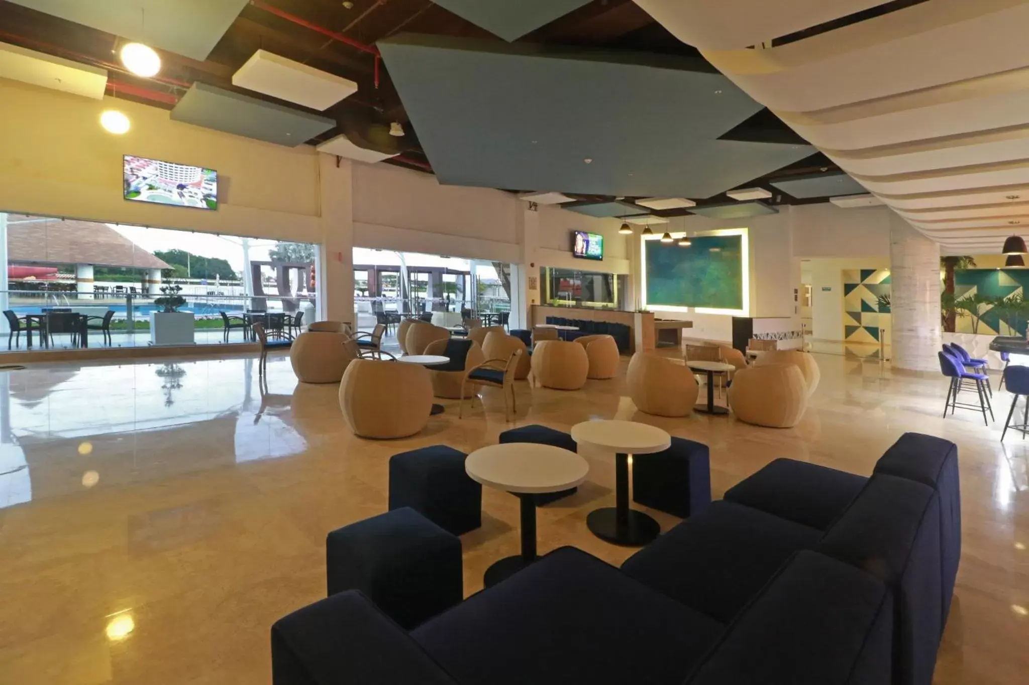 Lounge or bar, Lounge/Bar in Holiday Inn Tuxpan - Convention Center, an IHG Hotel