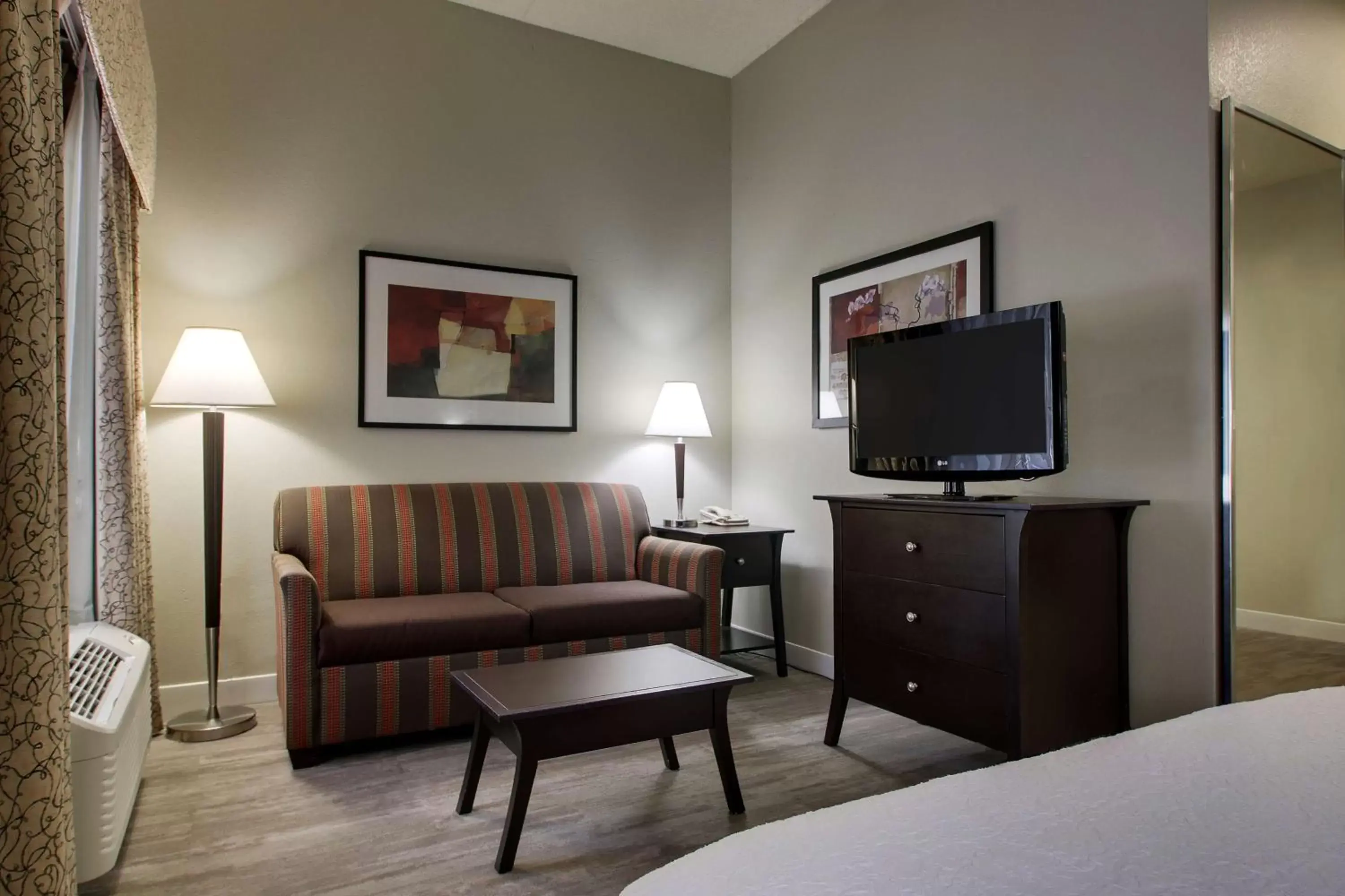 Bedroom, Seating Area in Hampton Inn & Suites Spartanburg-I-26-Westgate Mall