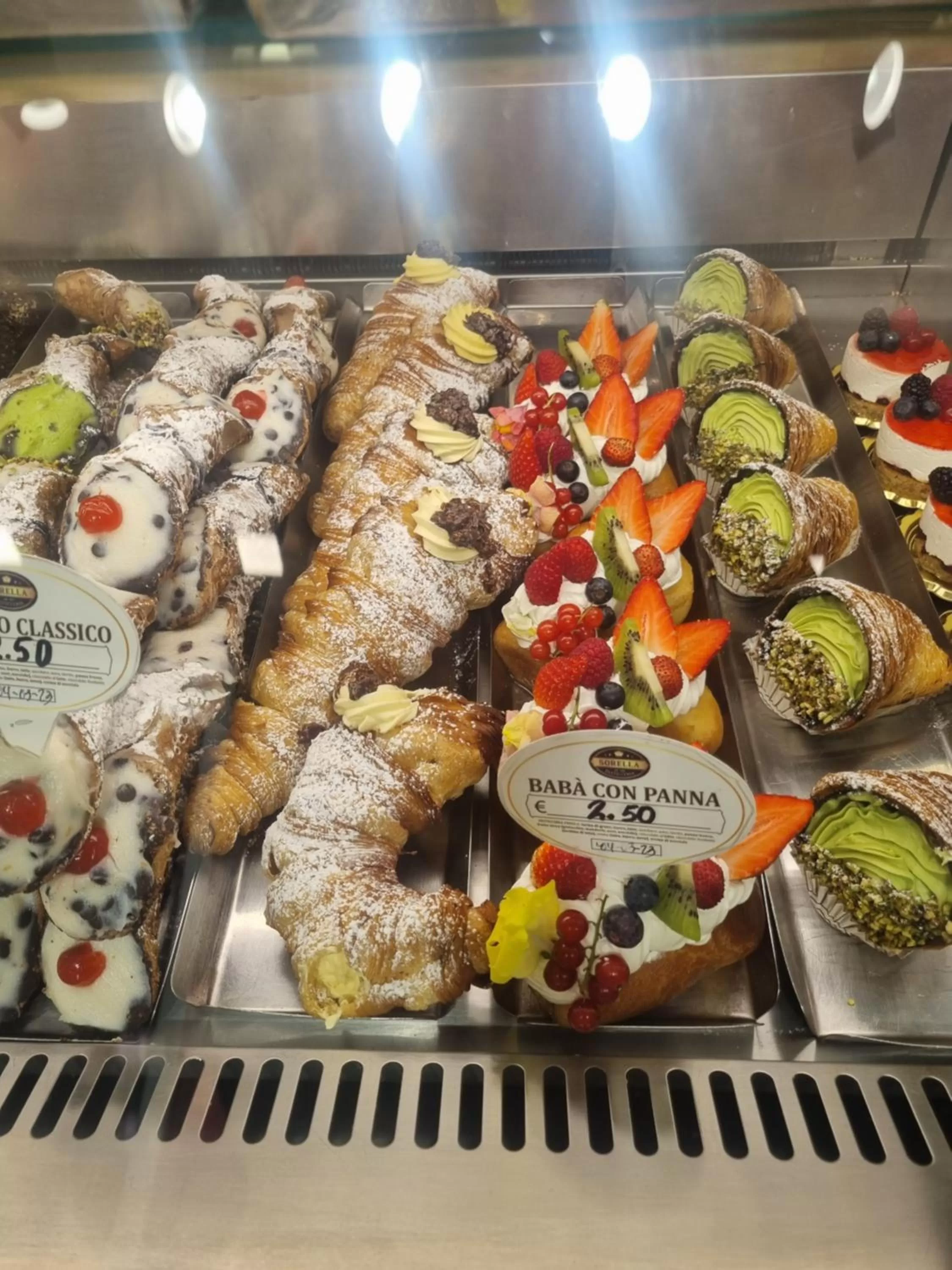 Lounge or bar in Twin Towers Naples Luxury